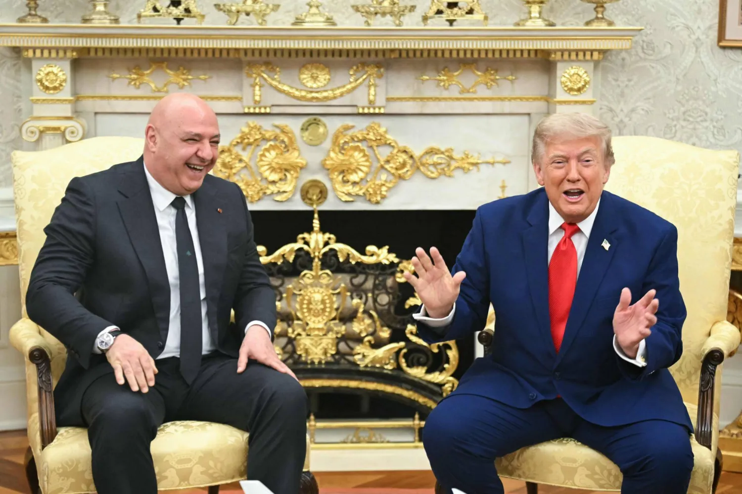 الرئيس الأميركي دونالد ترمب مستقبلاً نظيره اللبناني جوزيف عون في المكتب البيضوي بالبيت الأبيض في واشنطن (أ.ف.ب)