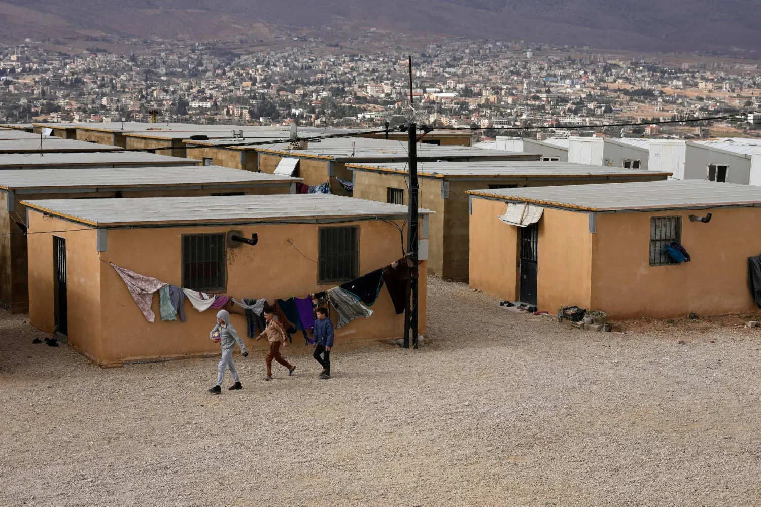 Lübnan’ın kuzeydoğusundaki Hermel’de, Suriye’den kaçan yüzlerce insanın yaşadığı İmam Ali konut kompleksindeki çocuklar, Ocak 2026 (AP)