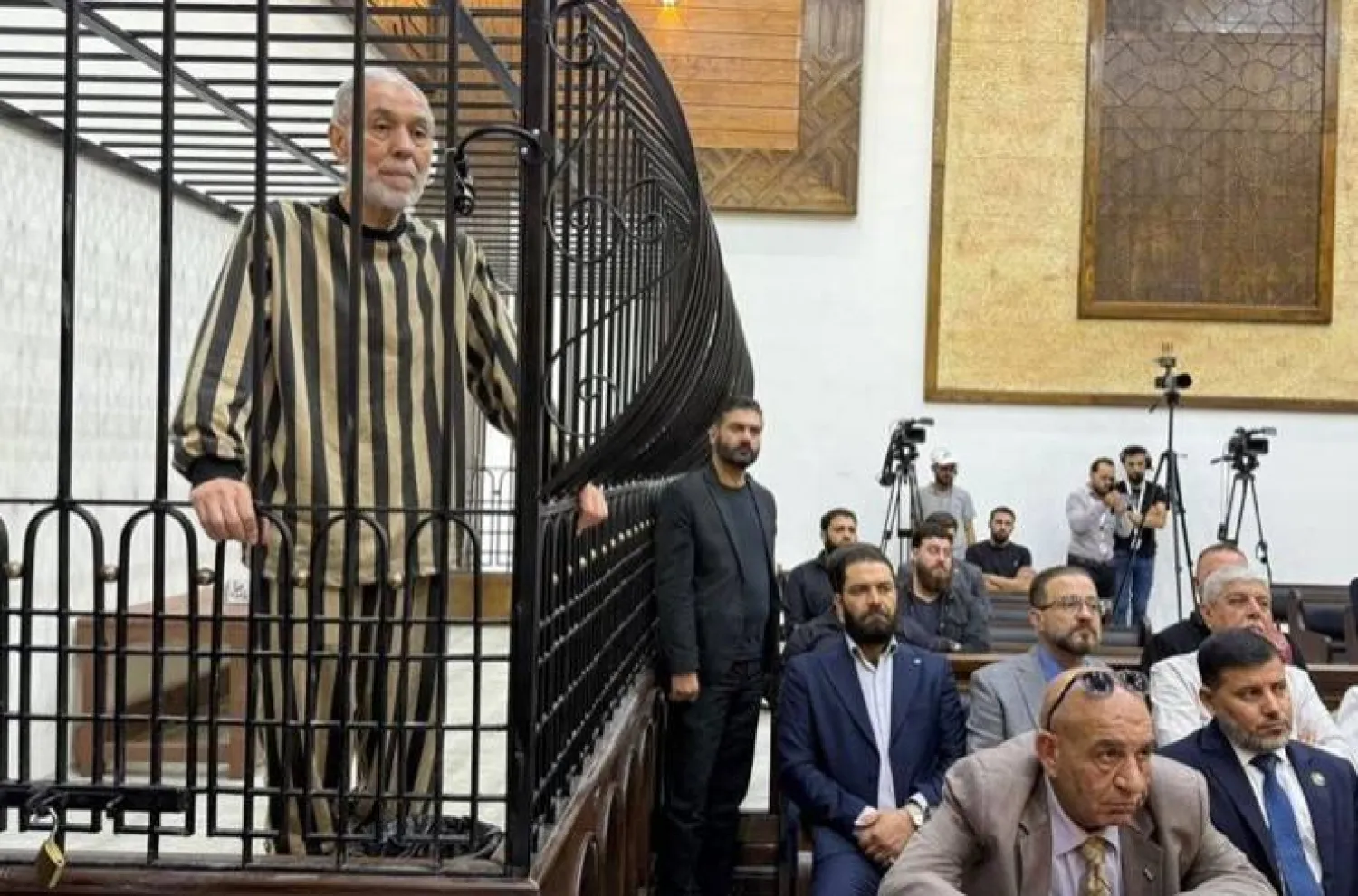 أحمد بدر الدين حسون مفتي نظام الأسد في الجلسة الأولى خلال يونيو الماضي لمحاكمته في دمشق (سانا)