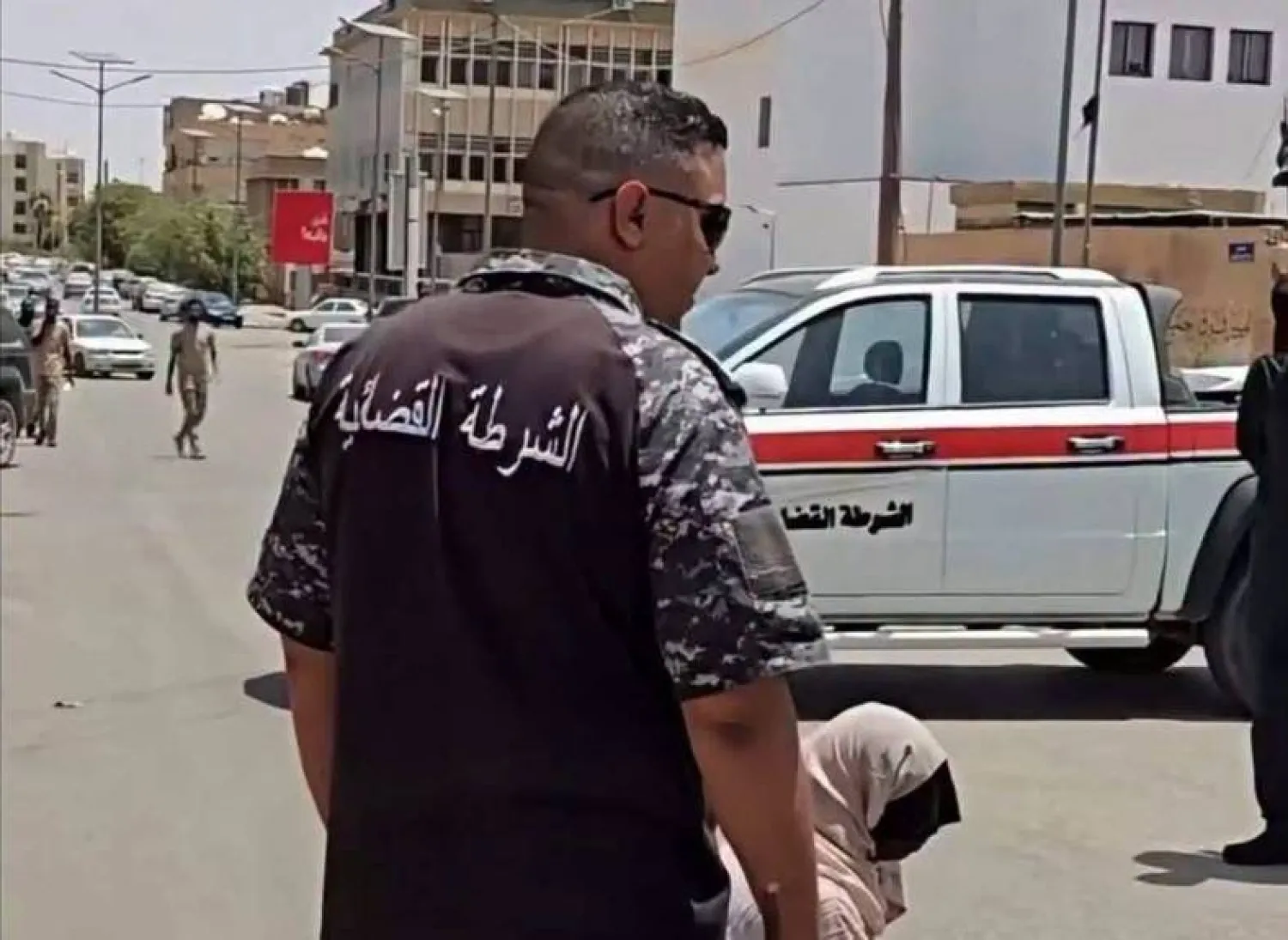 أحد أفراد الشرطة القضائية في مدينة سبها جنوب ليبيا ينفذ حكم الجلد بحق امرأة 23 يوليو (من مقطع فيديو)