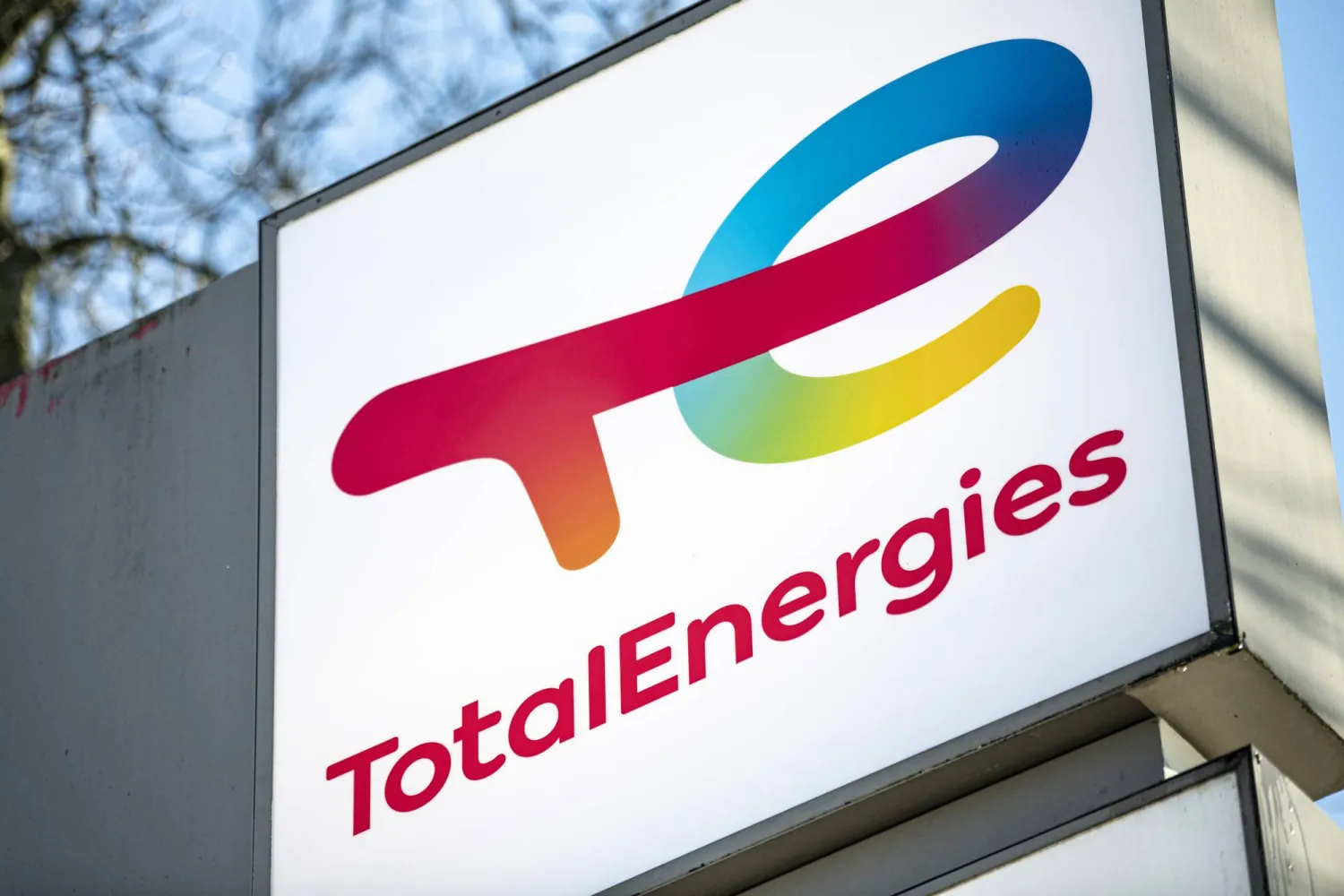 FILED - 21 January 2022, Berlin: FILE PHOTO - The logo of the energy company TotalEnergies is pictured at one of its gas stations in Berlin. Photo: Fabian Sommer/dpa