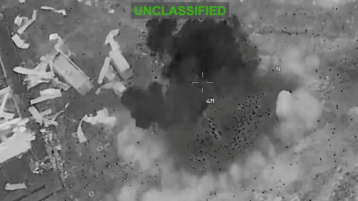 CENTCOM tarafından yayınlanan bir videodan, İran'da belirtilmeyen bir noktaya yapılan saldırıların ardından etrafa saçılmış enkaz ve duman (Reuters)