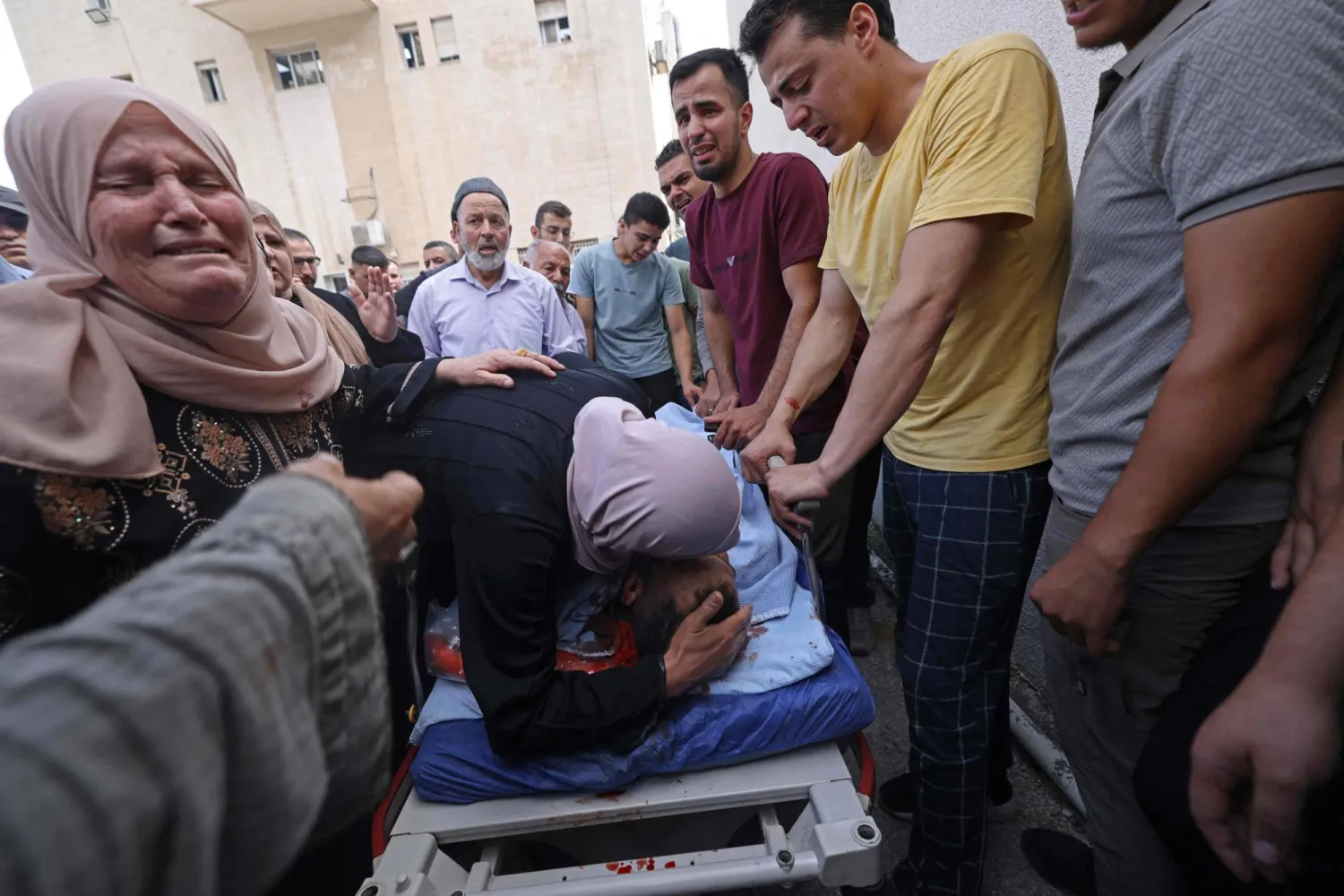 أشخاص يبكون على جثمان رجل فلسطيني قُتل في هجوم على مستشفى في نابلس بالضفة الغربية يوم 24 يوليو 2026 (أ.ف.ب)