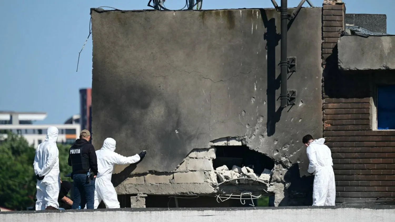 Police and forensic investigators examine the location of impact after a Russian drone struck an apartment building in Galati, eastern Romania May 29, 2026. Daniel Mihailescu, AFP-
