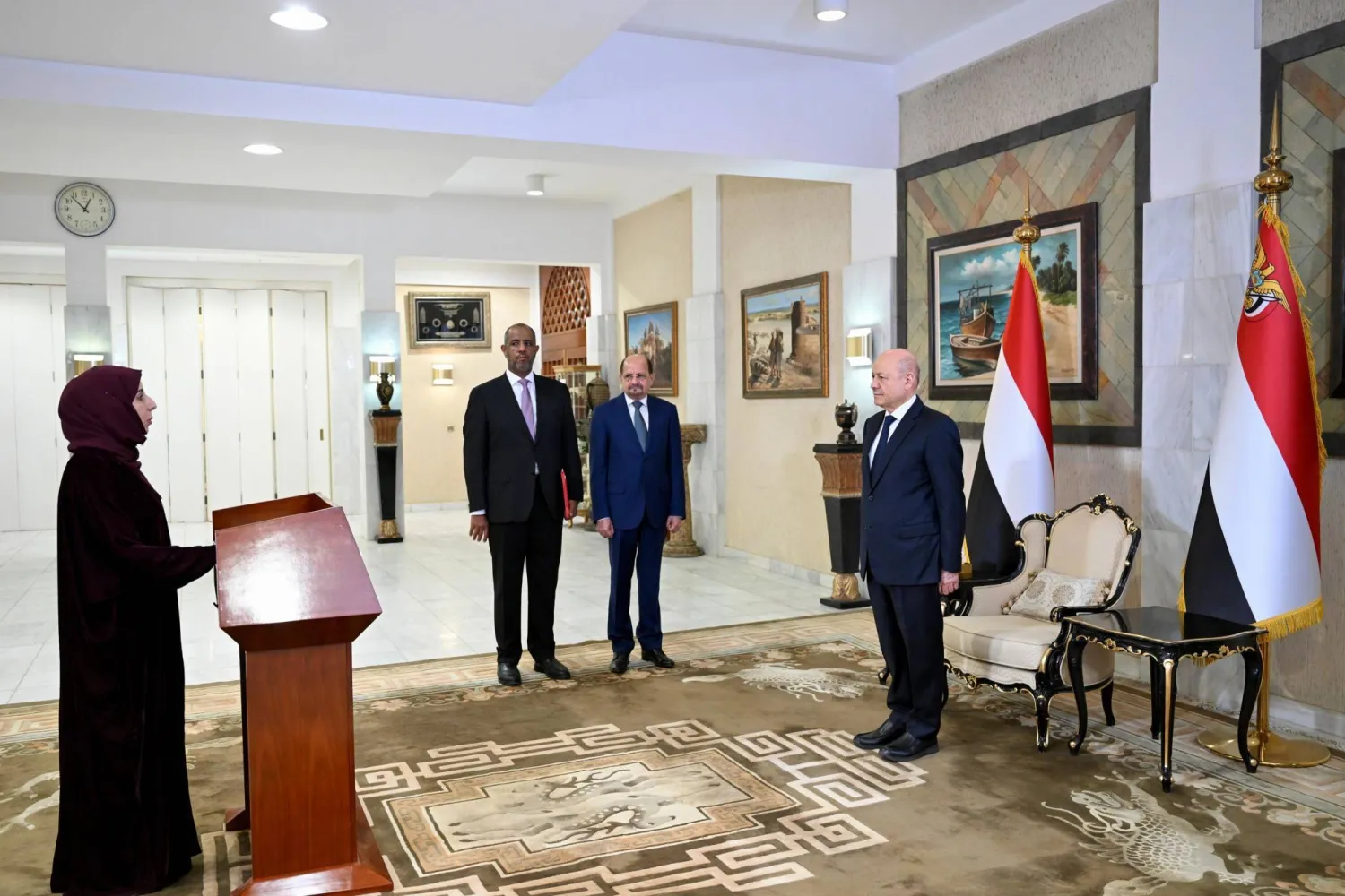 الوزيرة اليمنية في حكومة الزنداني أفراح الزوبة خلال تأديتها اليمين الدستورية (سبأ)