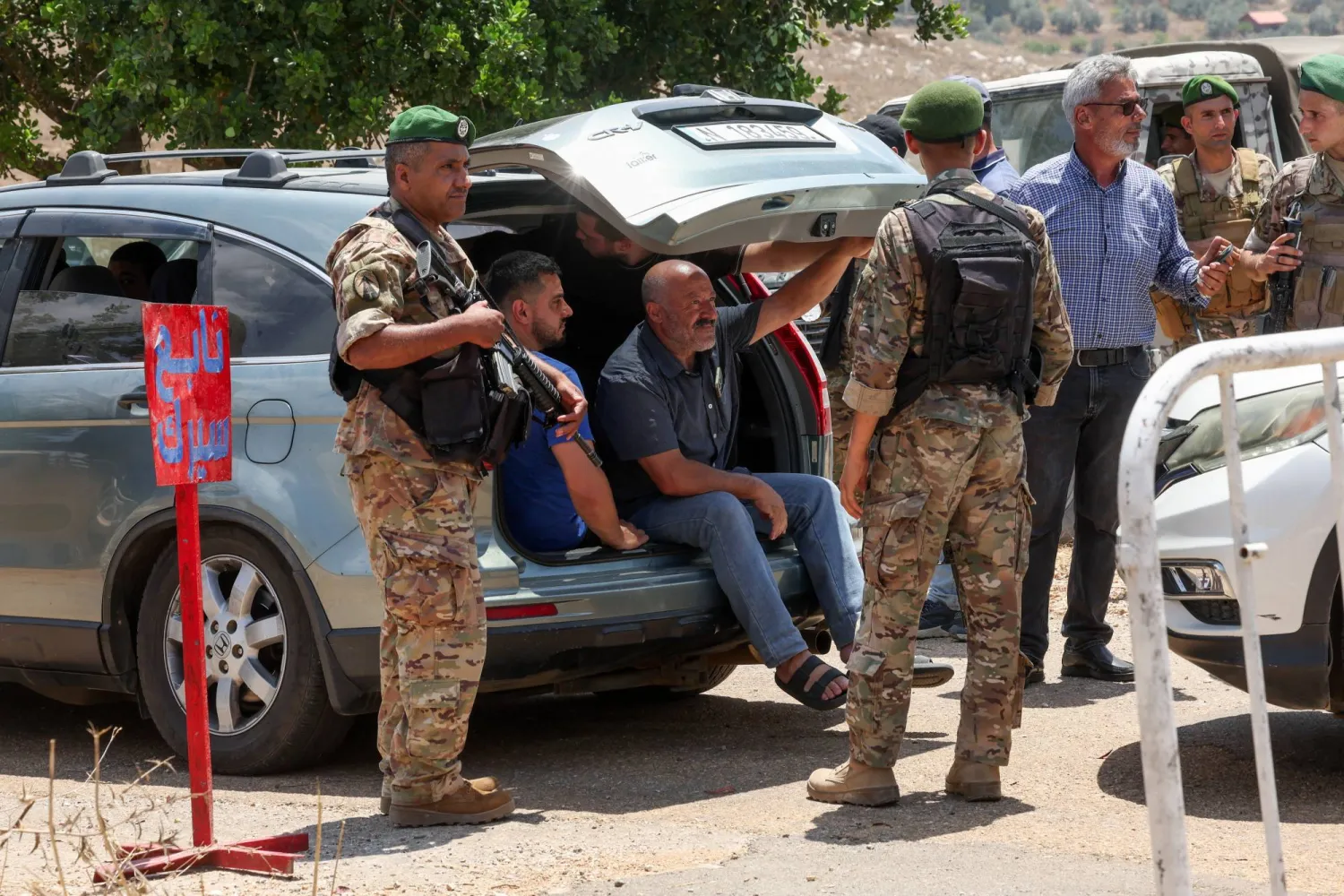 جنود لبنانيون يفتشون سيارة قبل دخولها بلدة زوطر الغربية المدرجة ضمن المناطق النموذجية في جنوب لبنان (رويترز)