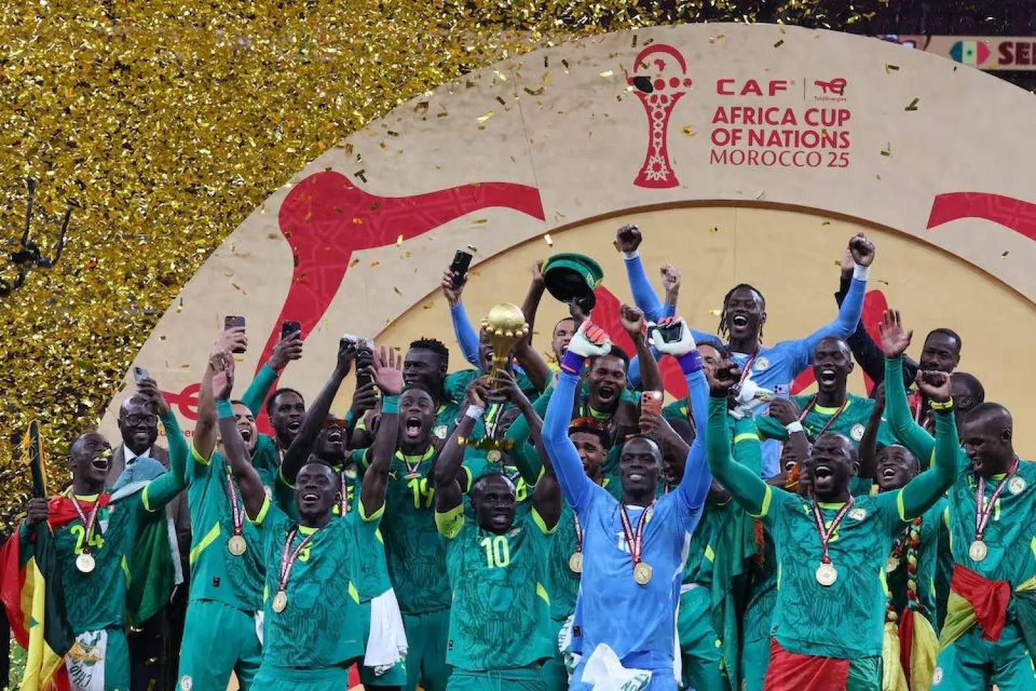 السنغال توّجت بلقب كأس أمم أفريقيا قبل سحبه لمصلحة المغرب (رويترز)