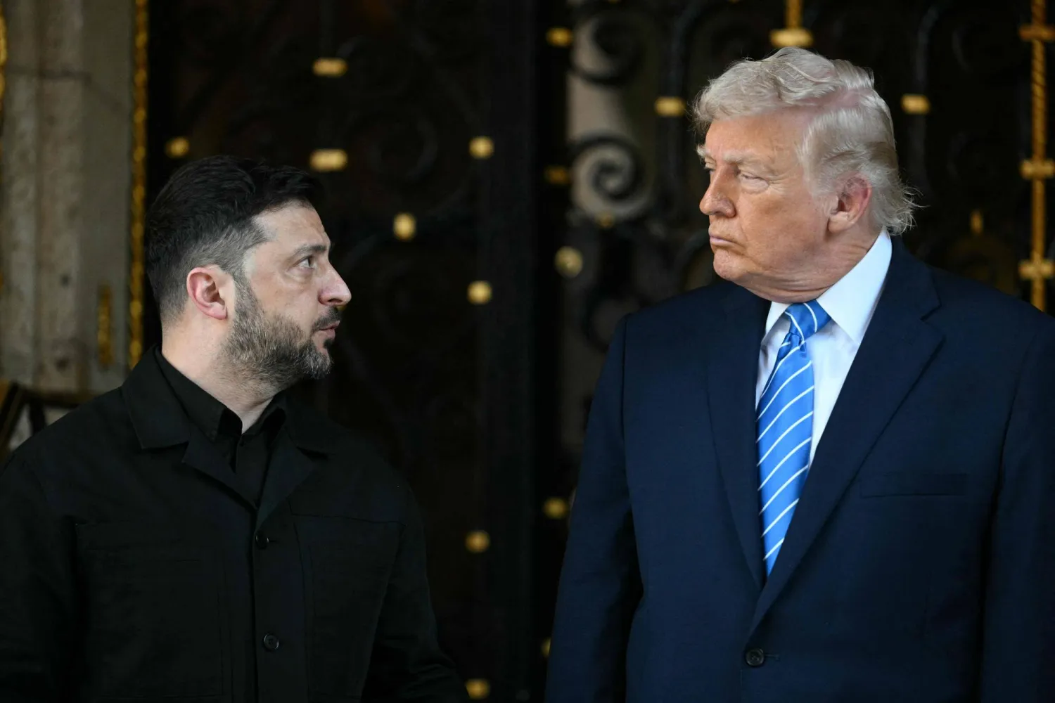 الرئيس الأميركي دونالد ترمب مرحِّباً بالرئيس الأوكراني فولوديمير زيلينسكي في فلوريدا يوم 28 ديسمبر 2025 (أ.ف.ب)