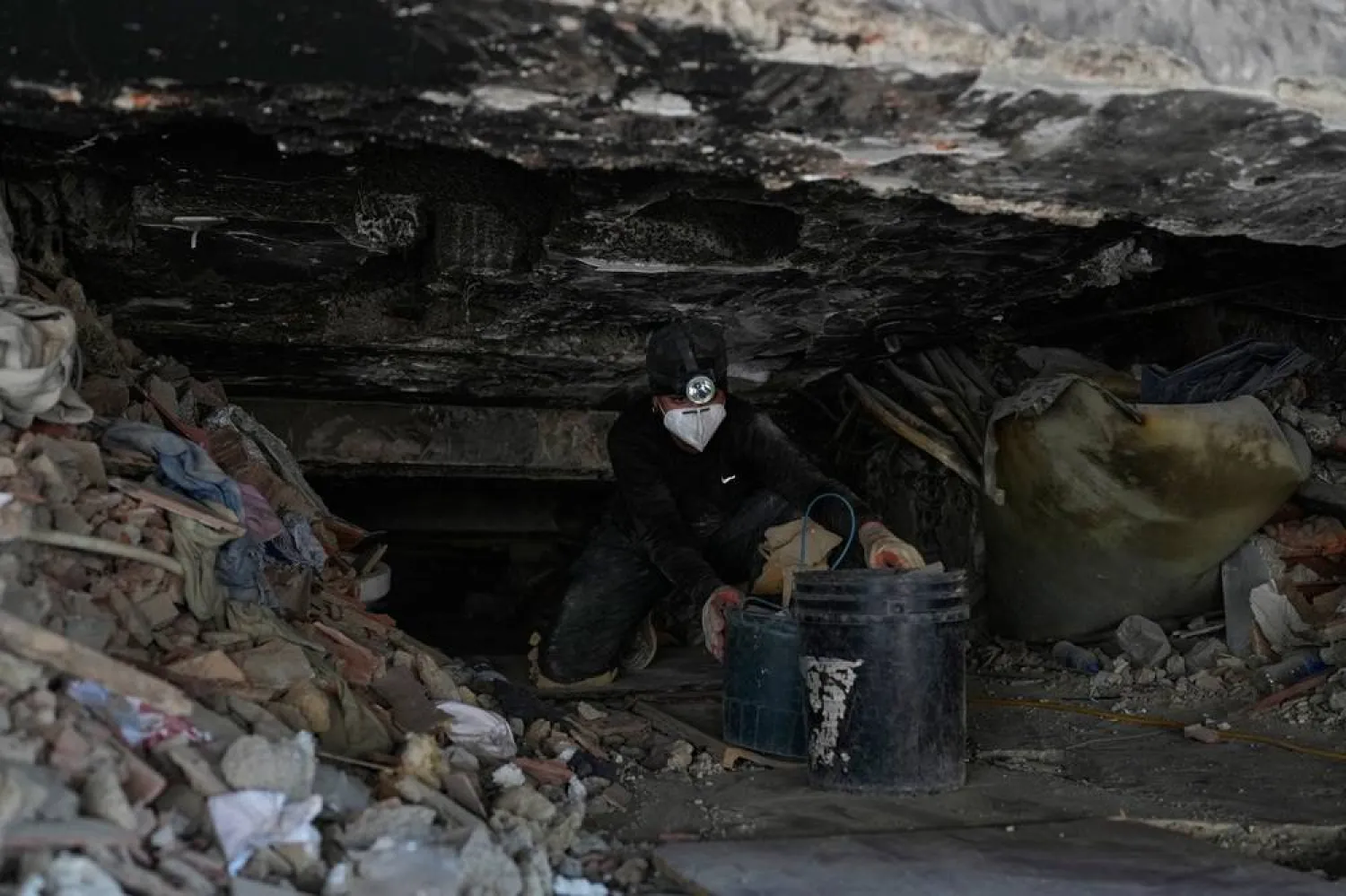 Maria Morales pulls out two buckets of rubble while digging in a collapsed building by the earthquakes, searching for her aunt Yaeina Vera in La Guaira, Venezuela, Thursday, July 23, 2026. (AP) 