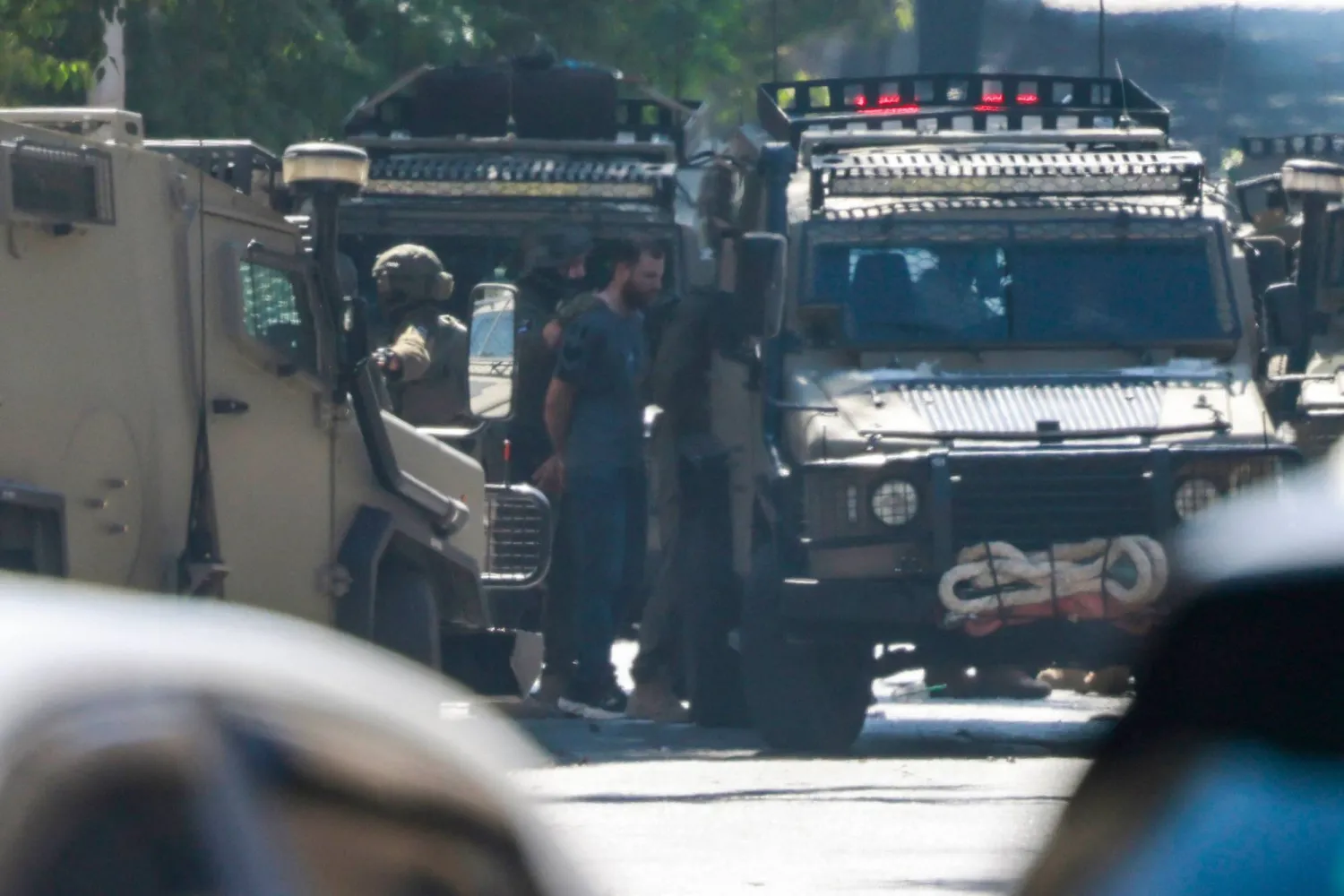 جنود إسرائيليون يعتقلون فلسطينياً في أثناء محاصرتهم مستشفى نابلس التخصصي في نابلس بالضفة الغربية المحتلة (أ.ف.ب)