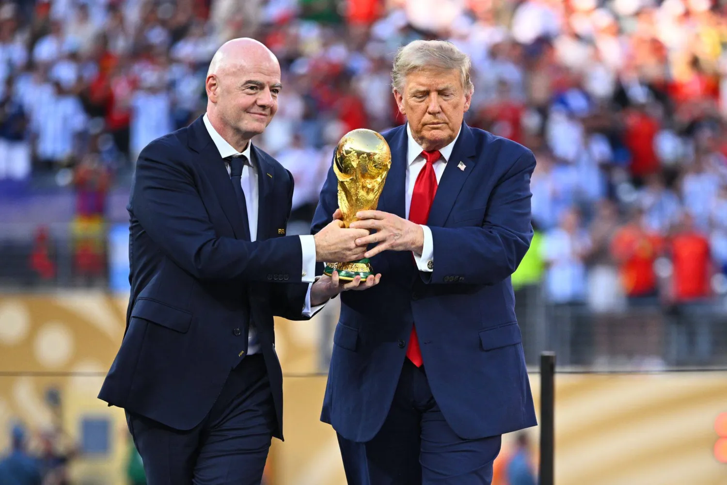 رئيس الاتحاد الدولي لكرة القدم «فيفا» جياني إنفانتينو مع الرئيس الأميركي دونالد ترمب (د.ب.أ)