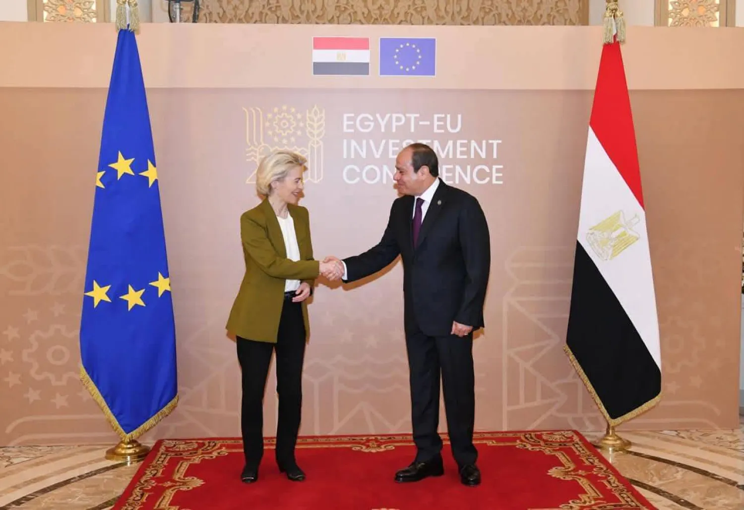 الرئيس المصري في أثناء لقاء رئيس المفوضية الأوروبية على هامش «مؤتمر الاستثمار المصري - الأوروبي» في يونيو (حزيران) 2024 (الرئاسة المصرية)