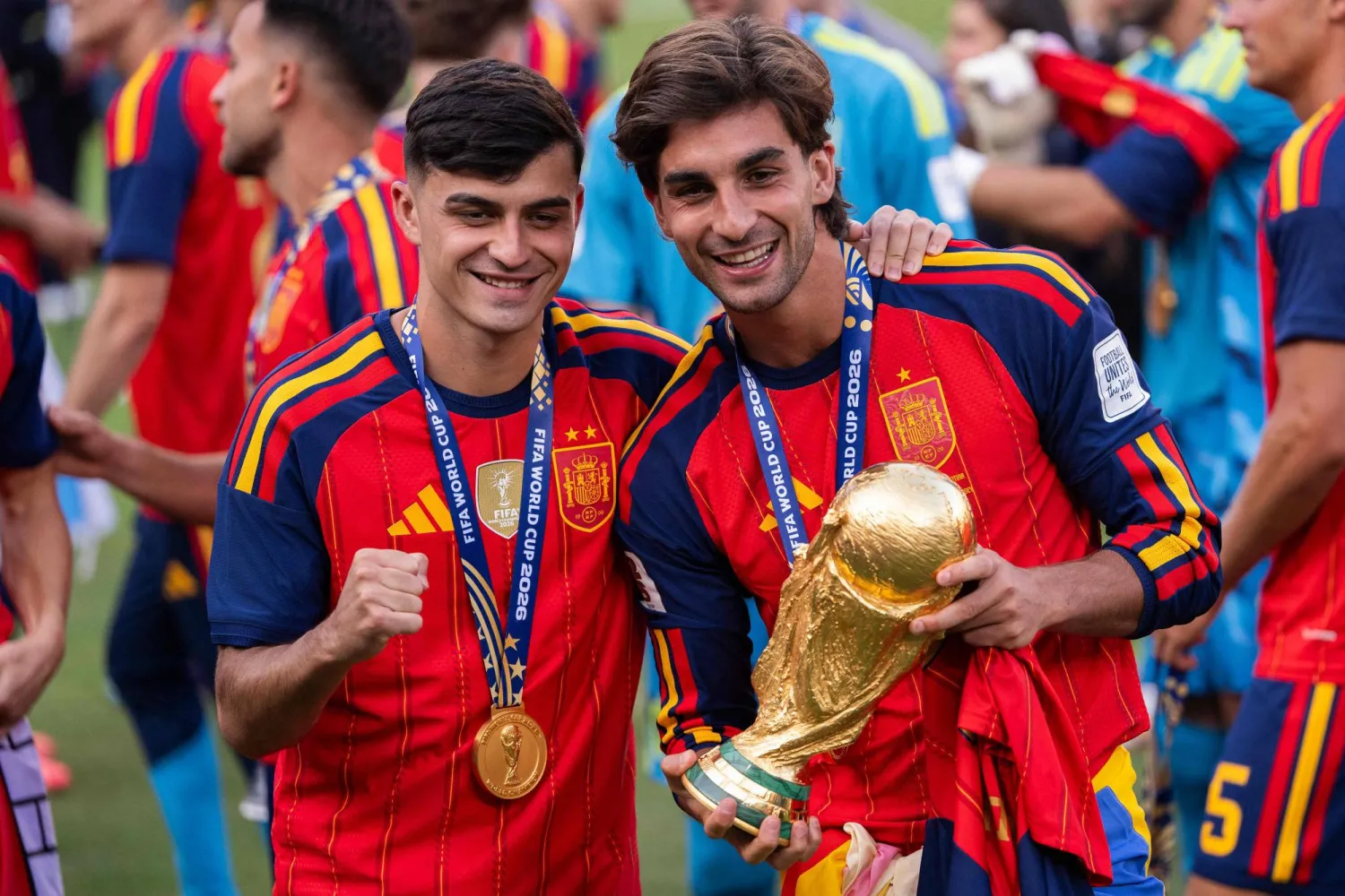 فرناندو توريس وبيدري نجما برشلونة يحتفلان بكأس العالم (أ.ف.ب)