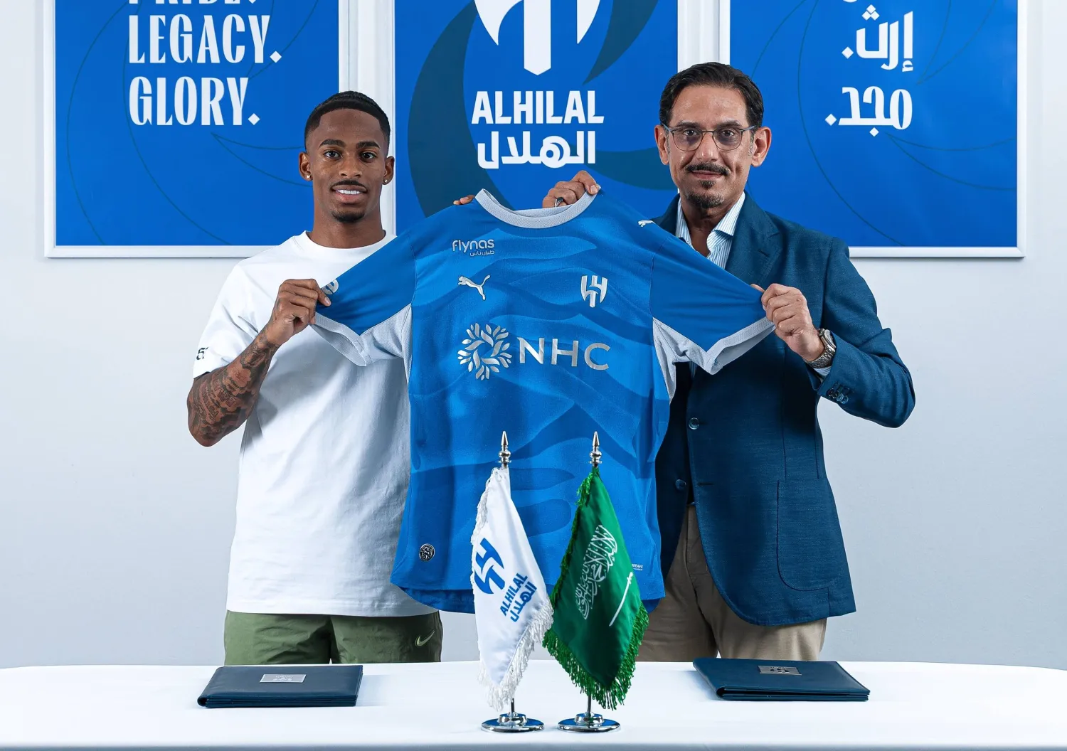 الأمير نواف بن سعد رئيس الهلال يهدي سامرفيل قميص الفريق بعد نهاية مراسم التوقيع (موقع النادي)