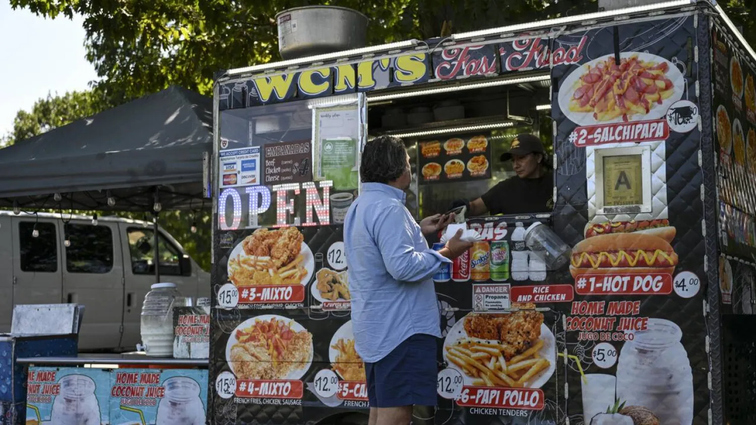 New York City has around 20,500 licensed food vendors. ANGELA WEISS / AFP
