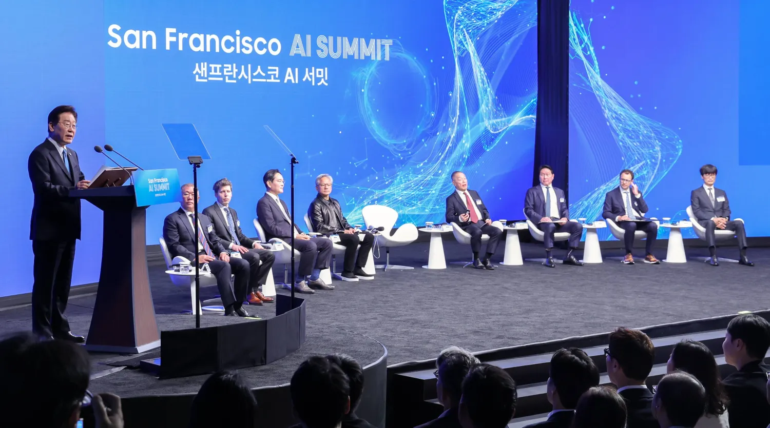 South Korean President Lee Jae Myung (L) speaks during the San Francisco Artificial Intelligence (AI) Summit, an event hosted by the South Korean government with leaders of global tech firms, in San Francisco, California, US, 24 July 2026. (EPA/Yonhap)