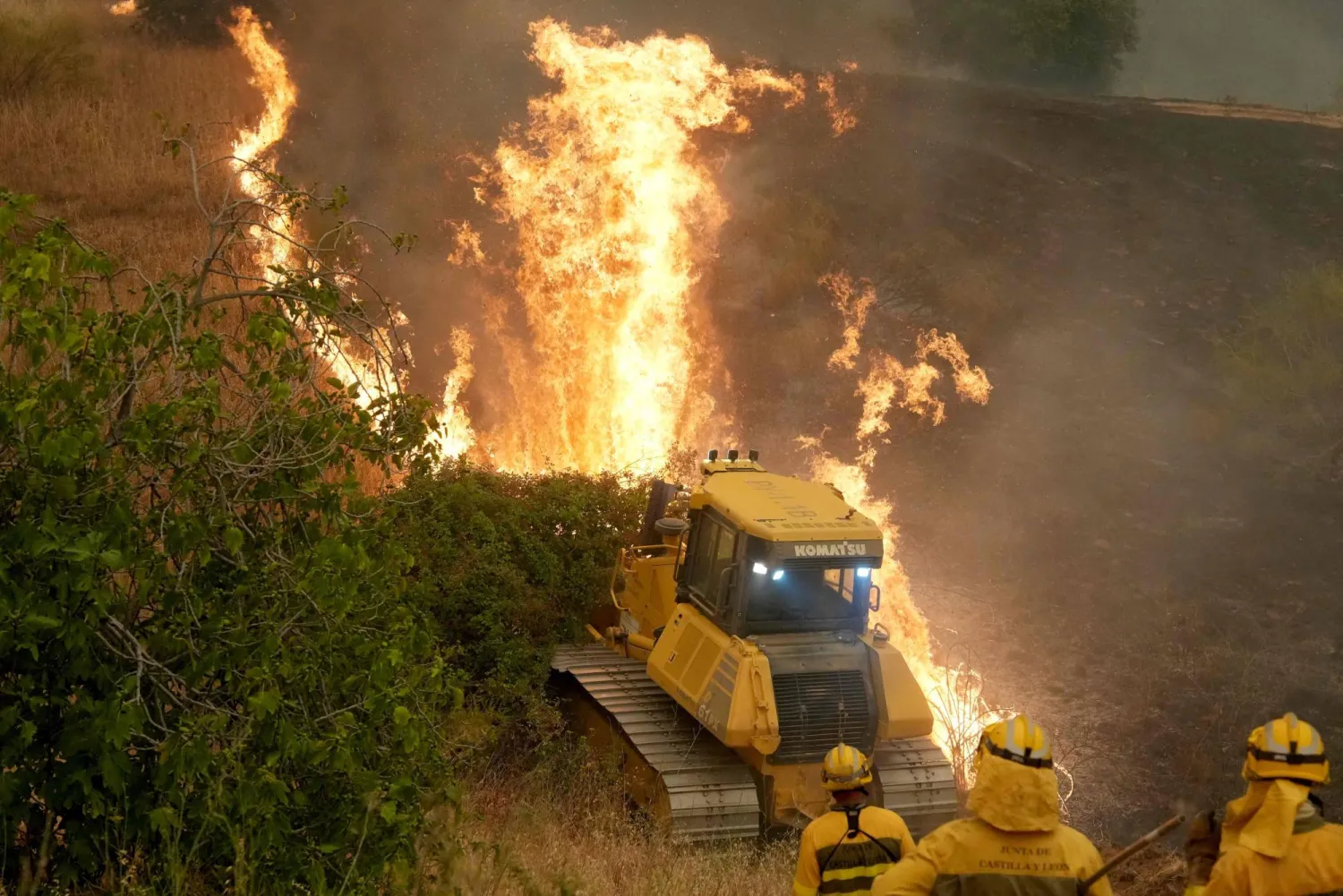 Firefighters battle a wildfire in Cebreros area, near Avila, 80 kms west of Madrid on July 24, 2026. (Photo by Cesar MANSO / AFP)