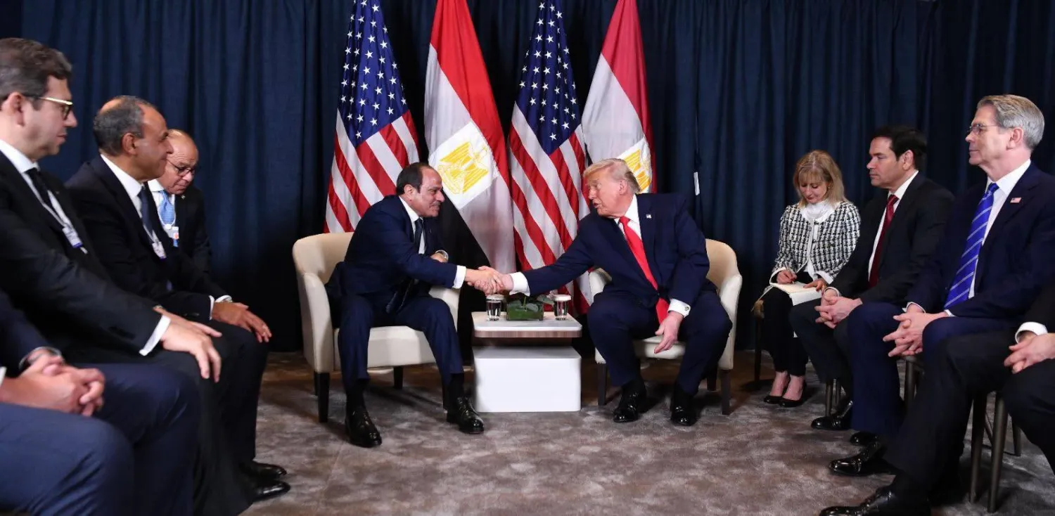 الرئيس المصري عبد الفتاح السيسي ونظيره الأميركي دونالد ترمب أثناء لقائهما في يناير الماضي بمنتدي دافوس (الرئاسة المصرية)