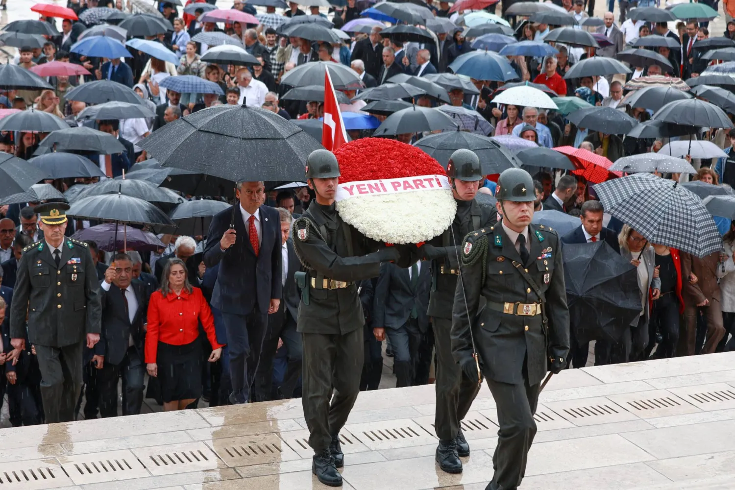 زعيم المعارضة التركية أوزغور أوزيل زار ضريح مؤسس الجمهورية مصطفى كمال أتاتورك يوم 25 يوليو (رويترز)