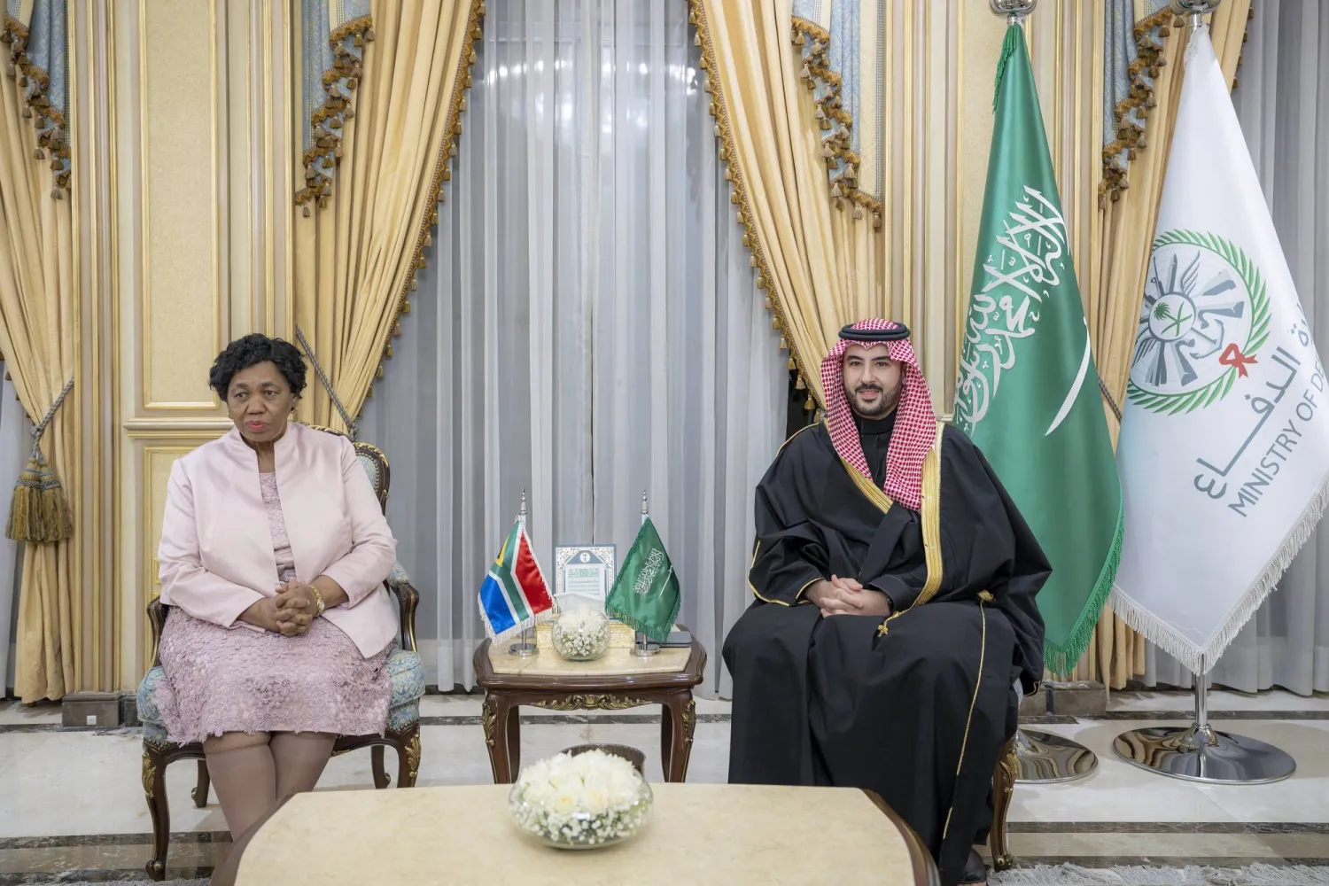 وزير الدفاع السعودي خلال استقباله نظيرته الجنوب أفريقية بالرياض في ديسمبر 2024 (واس)