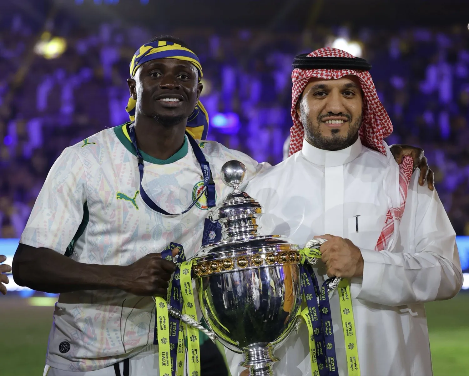 الماجد مع ماني خلال الاحتفال بتحقيق لقب الدوري الموسم المنصرم (موقع النادي)