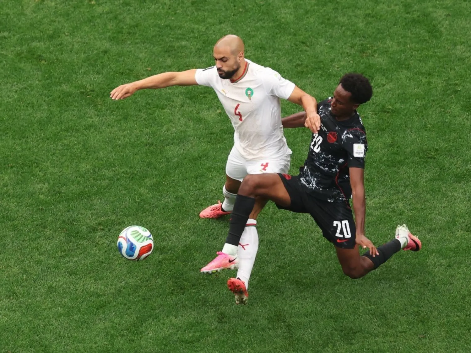 المغربي سفيان أمرابط خلال مشاركته في كأس العالم الأخيرة (أ.ف.ب)