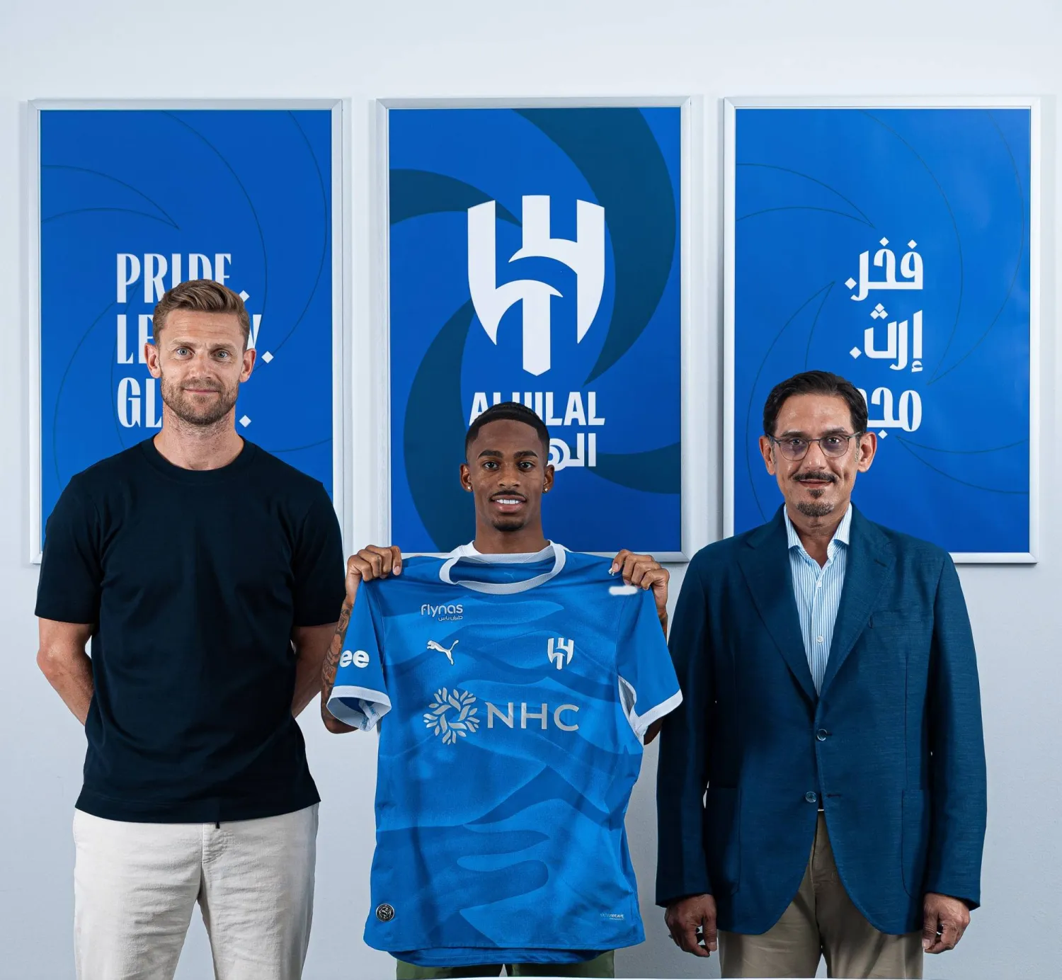 النجم الهولندي يحمل قميص الهلال بعد توقيع العقد (موقع النادي)