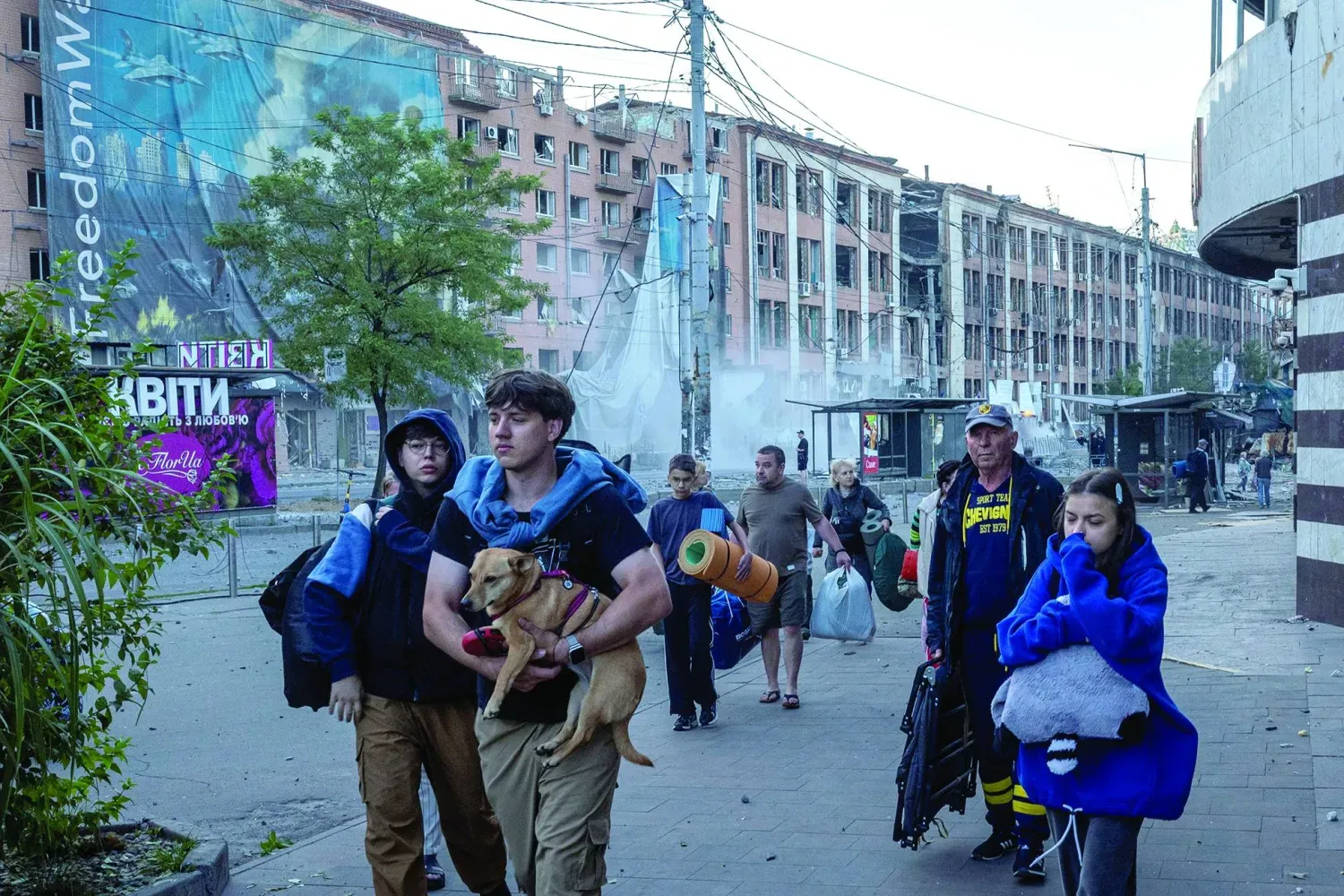 Ukraynalılar, Rusya'nın Kiev'e düzenlediği füze saldırıları sırasında sığındıkları metro istasyonundan ayrılıyor (Reuters)