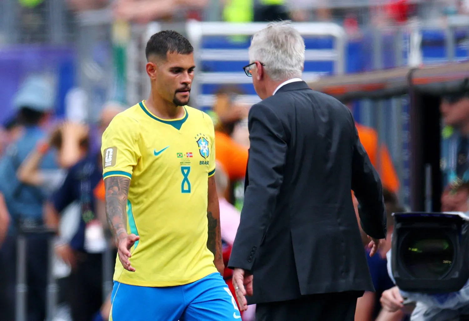 Soccer Football - FIFA World Cup 2026 - Round of 16 - Brazil v Norway - New York New Jersey Stadium, East Rutherford, New Jersey, US - July 5, 2026 Brazil's Bruno Guimaraes with coach Carlo Ancelotti after being substituted REUTERS/Mike Segar
