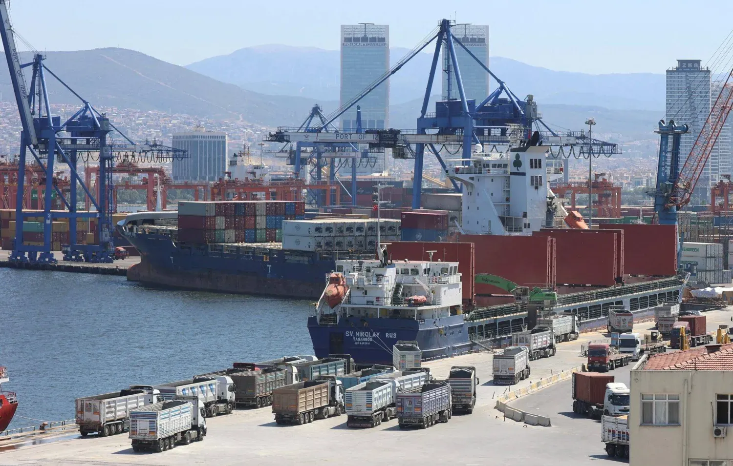 Türkiye'nin İzmir Limanı'nda bir dökme yük gemisinin yükünün boşaltılması (Reuters)