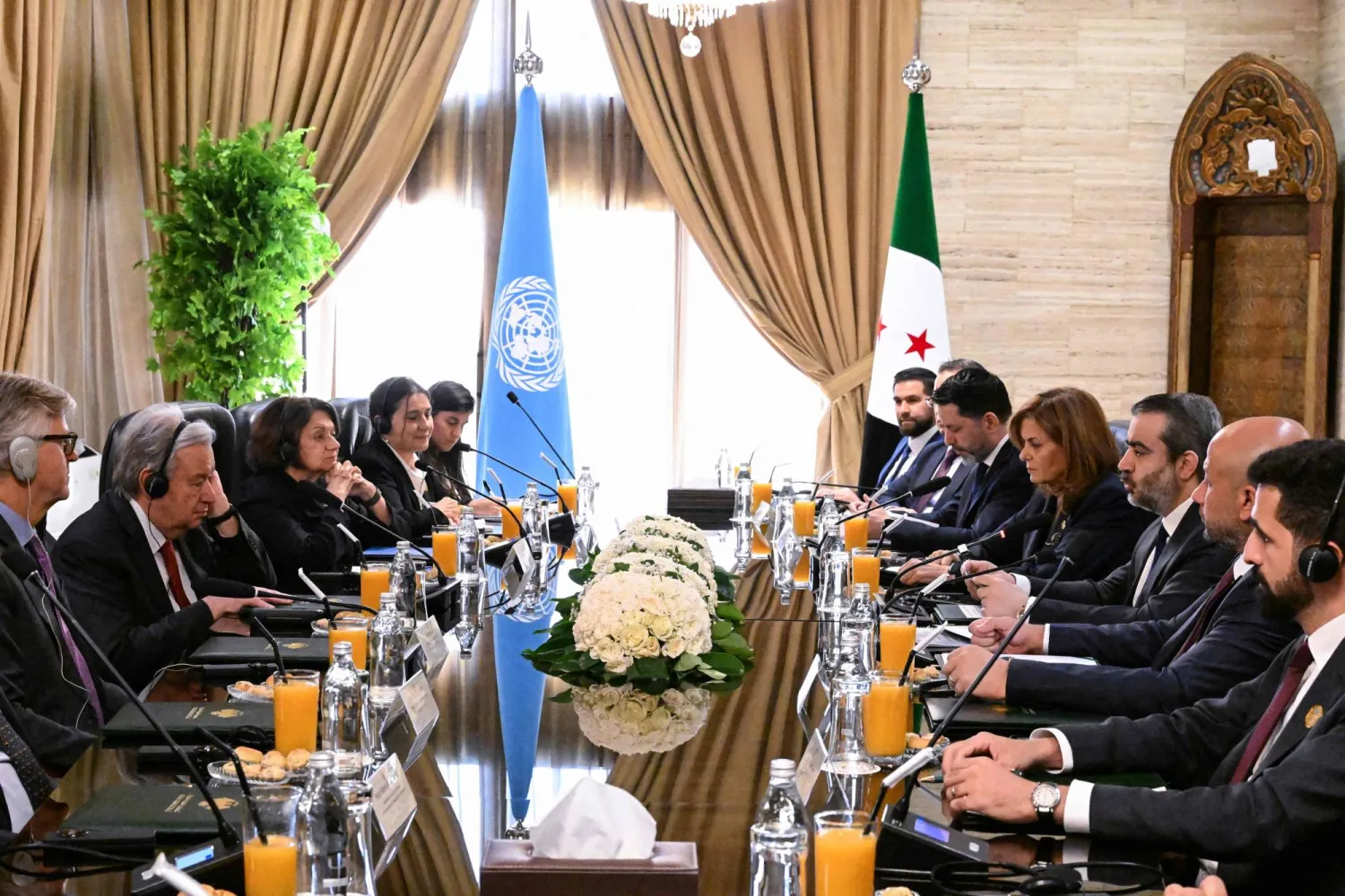 وزير الشؤون الخارجية السوري أسعد الشيباني مع وفد حكومي يلتقي الأمين العام للأمم المتحدة أنطونيو غوتيريش في العاصمة السورية دمشق السبت  (إ.ف.ب)
