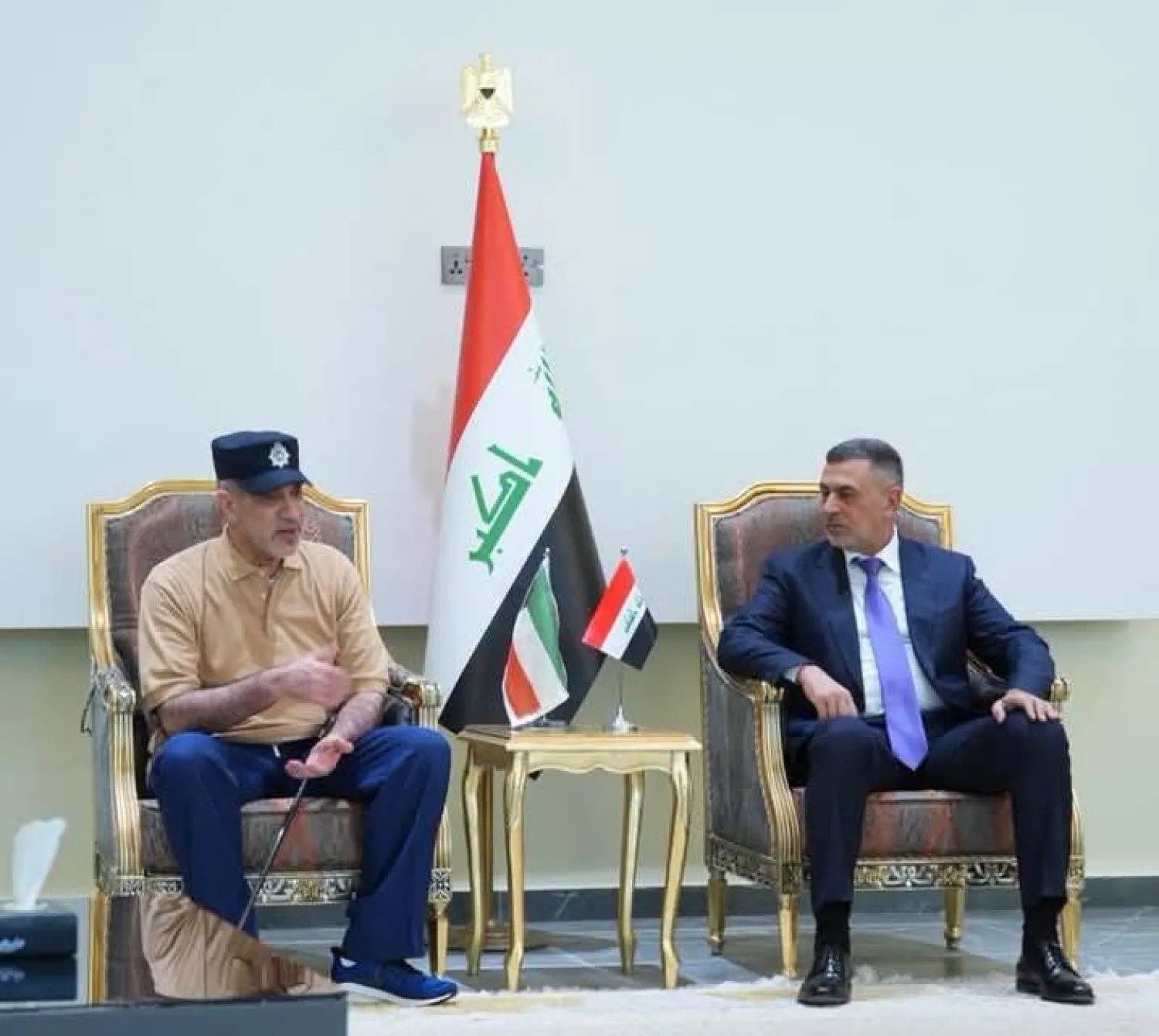 أسعد العيداني خلال لقائه الشيخ فهد اليوسف (البصرة)