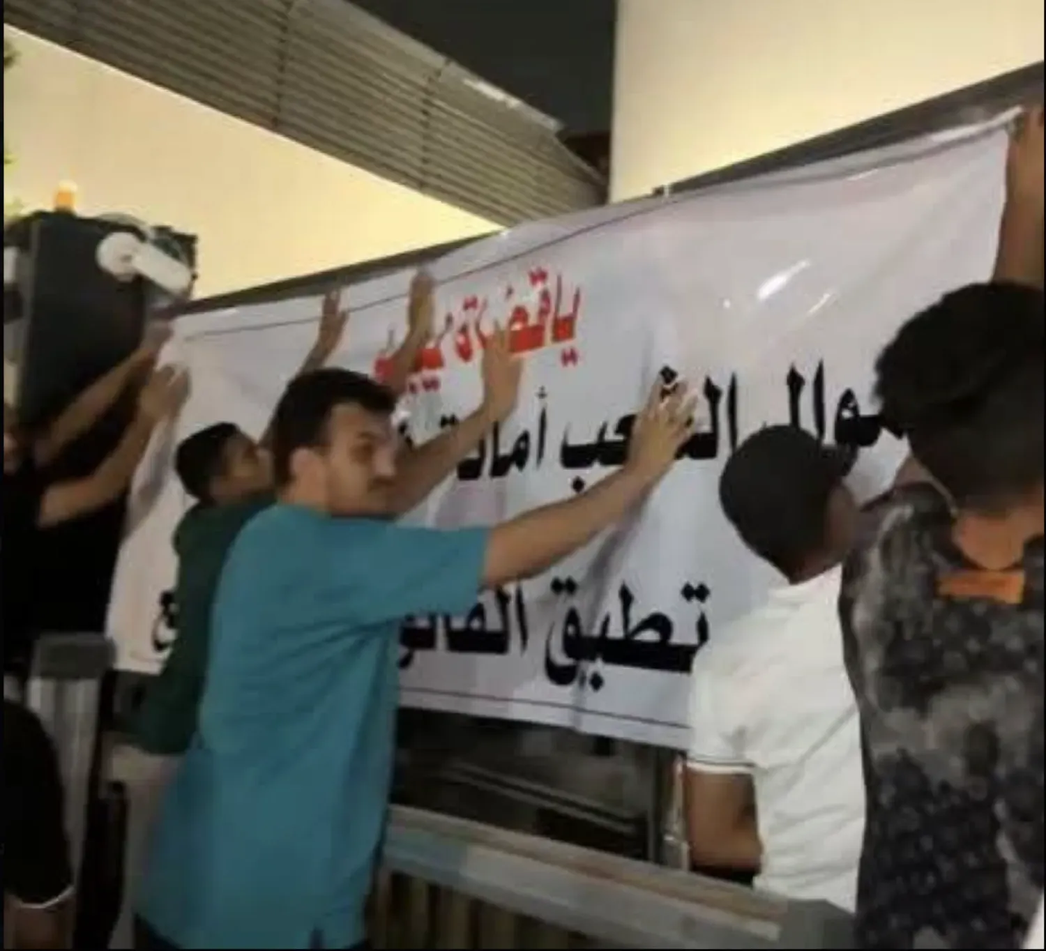 Libyalı yargıçlara mesaj ileten göstericiler, Kablo İletişim (Attassalat) binası önünde (Sosyal medya)