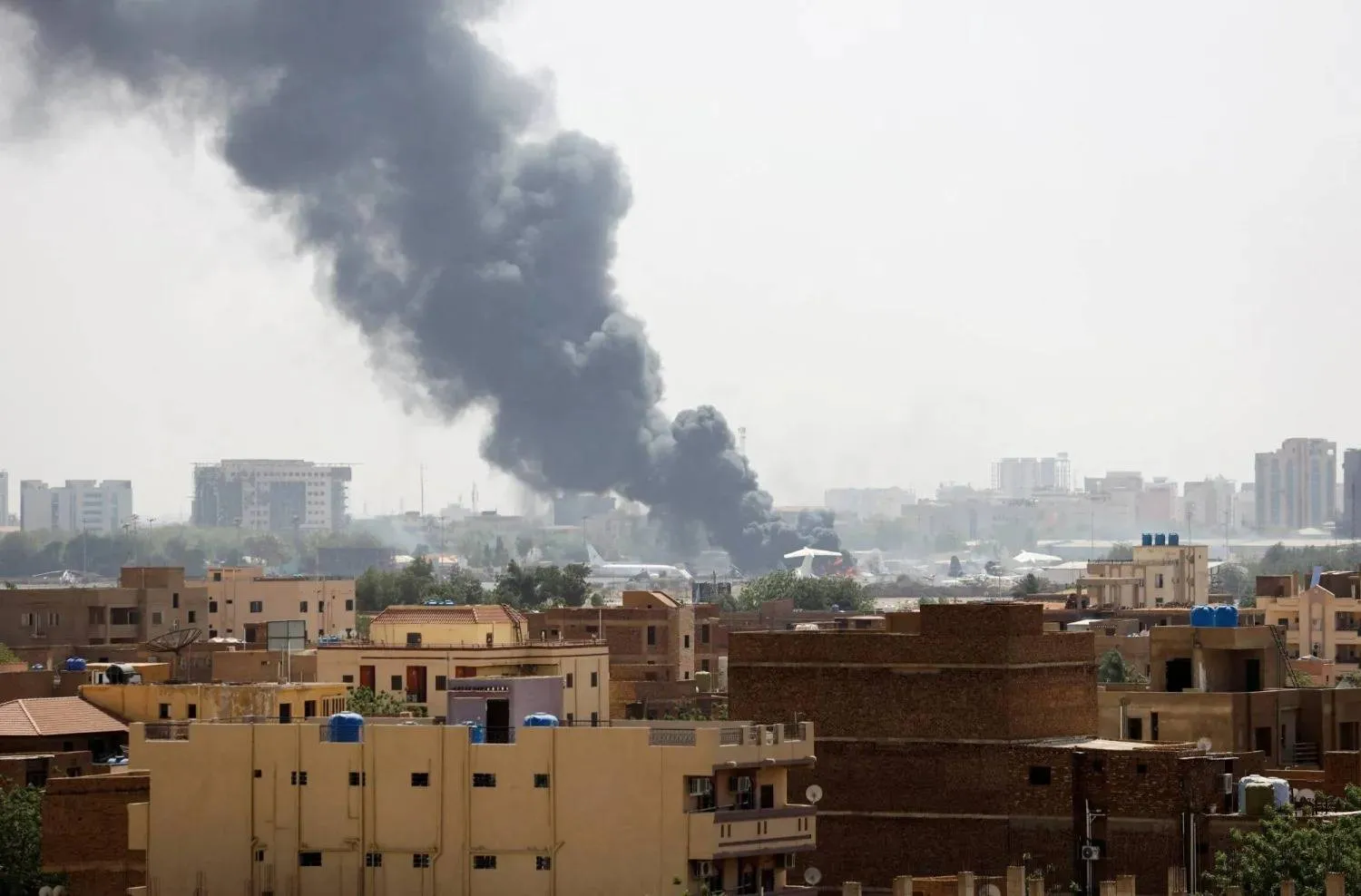 دخان يتصاعد من داخل مطار الخرطوم بسبب اشتباكات بين الجيش السوداني و«الدعم السريع» (أرشيفية - رويترز)
