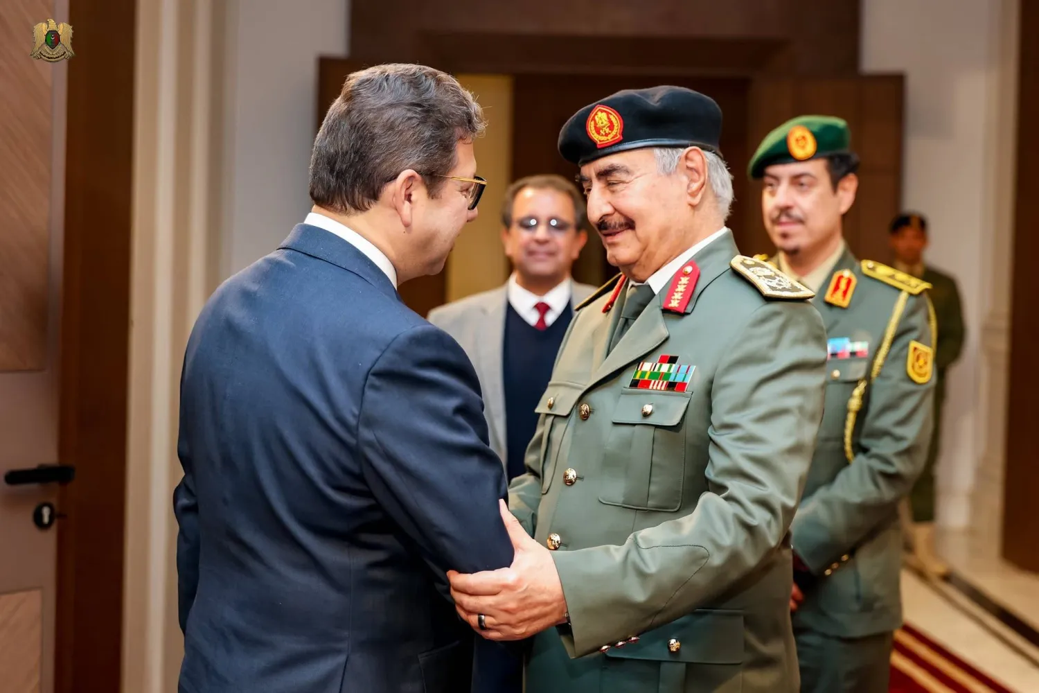 قائد «الجيش الوطني» الليبي المشير خليفة حفتر مستقبلاً رئيس المخابرات المصرية اللواء حسن رشاد في فبراير الماضي (القيادة العامة للجيش الوطني)
