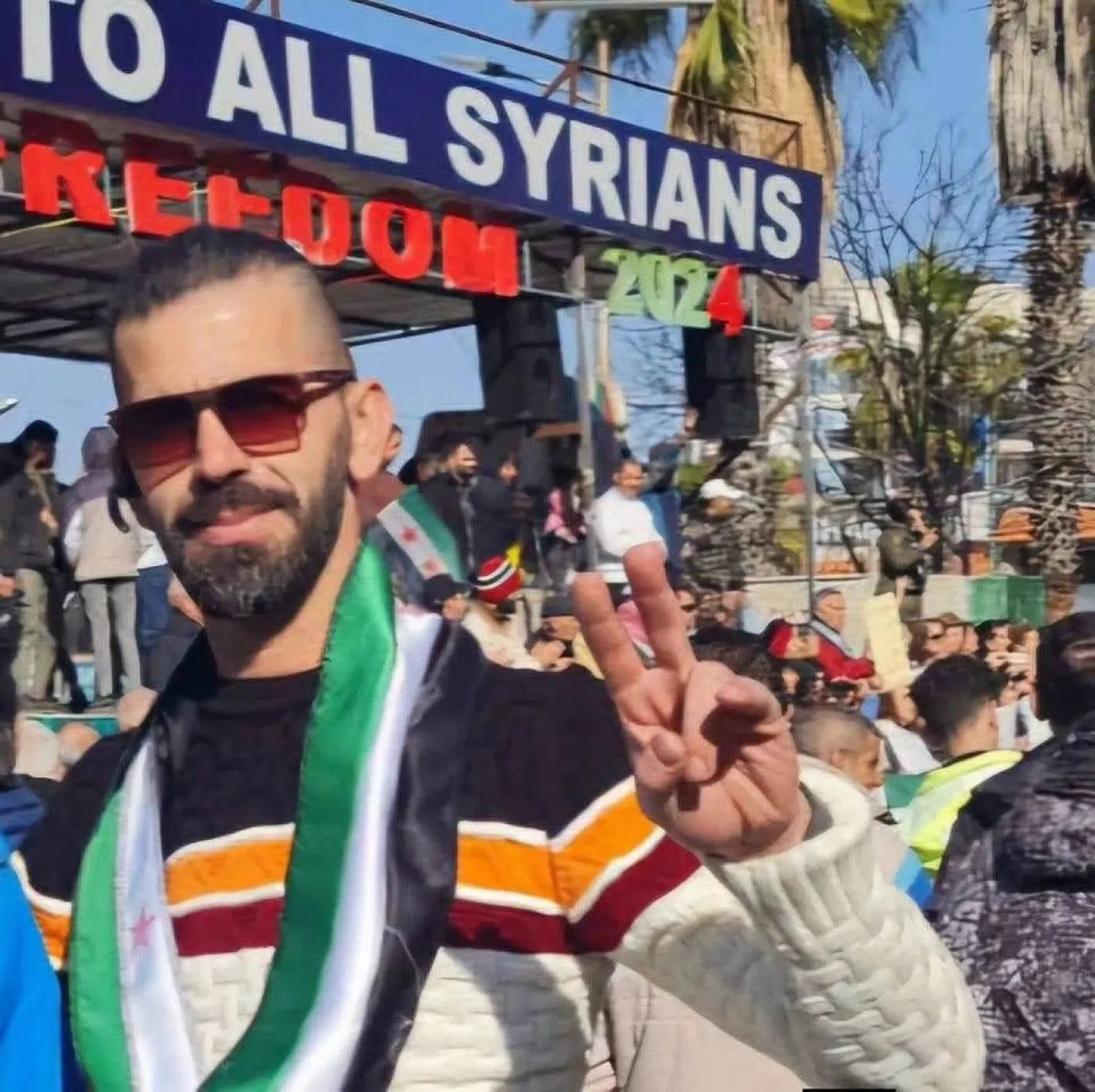 رائد الصادق محتفلاً بسقوط نظام الأسد في هولندا (فيسبوك)
