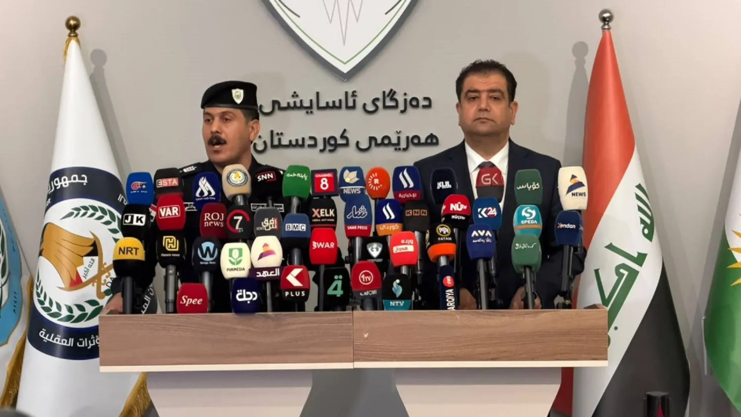 المتحدث باسم وزارة الداخلية عباس بهادلي مع متحدث أمن كردستان (وسائل إعلام كردية)