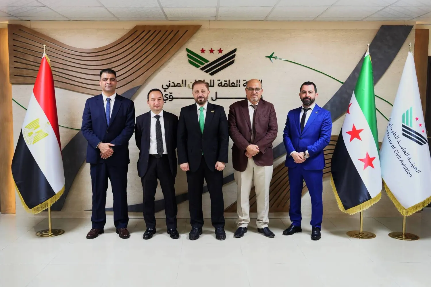 رئيس الهيئة العامة للطيران المدني والنقل الجوي في سوريا عمر الحصري يلتقي القائم بأعمال السفارة المصرية في دمشق محمد الفقي (صفحة الهيئة على «فيسبوك»)