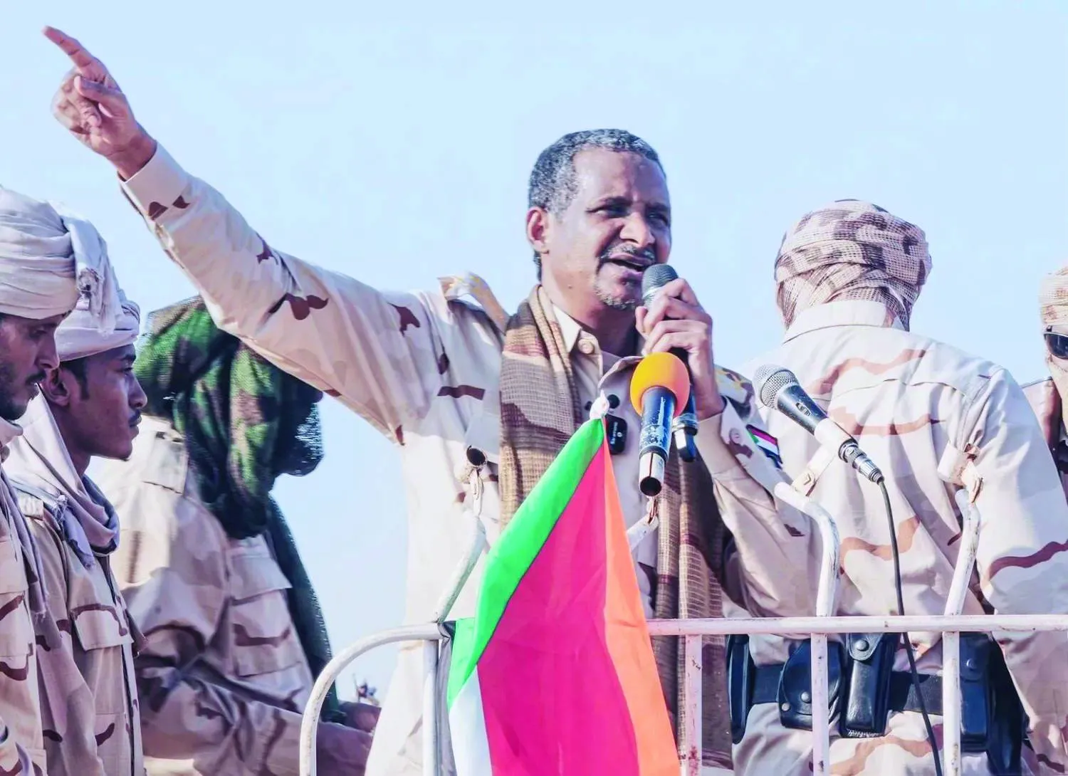 قائد «قوات الدعم السريع» محمد حمدان دقلو الملقب بـ«حميدتي» يلقي كلمة أمام قواته (أرشيفية - قناته على «تلغرام»)
