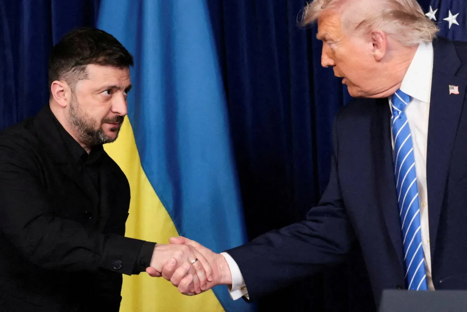 ABD Başkanı Donald Trump ve Ukrayna Devlet Başkanı Vladimir Zelenskiy, 28 Aralık 2025 tarihinde ABD’nin Florida eyaletinde gerçekleştirdikleri öğle yemeği toplantısının ardından düzenlenen basın toplantısı sırasında el sıkışırken (Reuters)