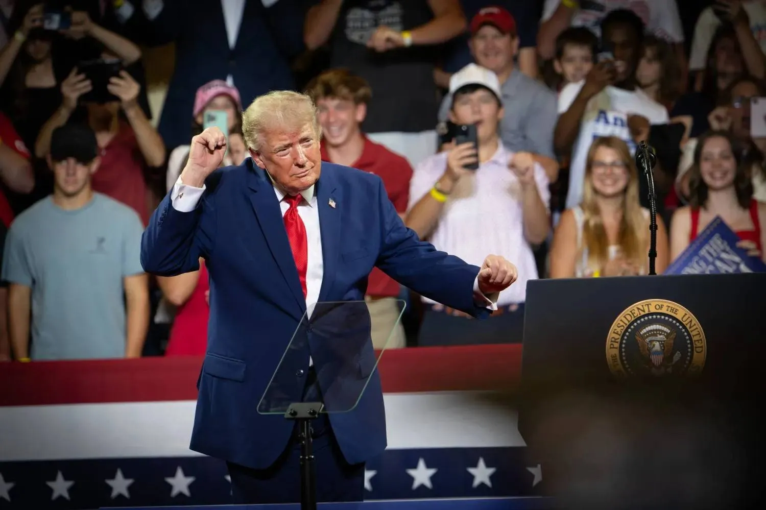 US President Donald Trump greets crowd at a rally at Wheeler High School north of Atlanta (dpa) 