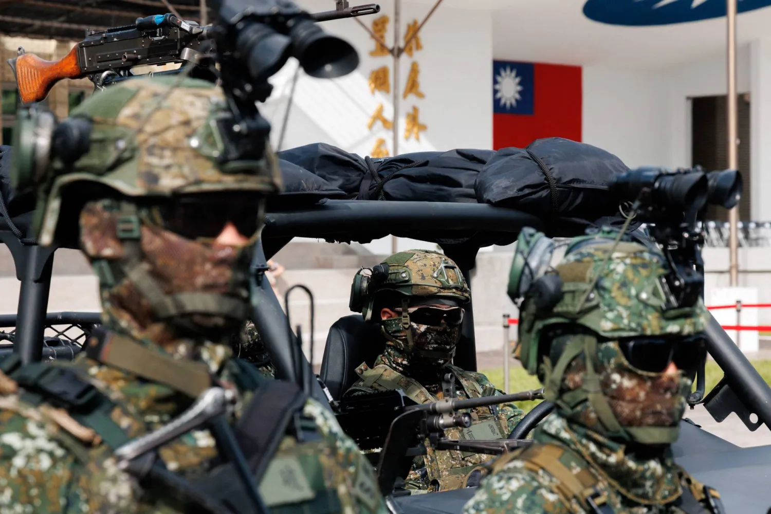  Taiwanese soldiers instruct visitors on the use of military equipment during an open day at the National Defense University's Fuxinggang campus in Taipei on July 25, 2026. (AFP)