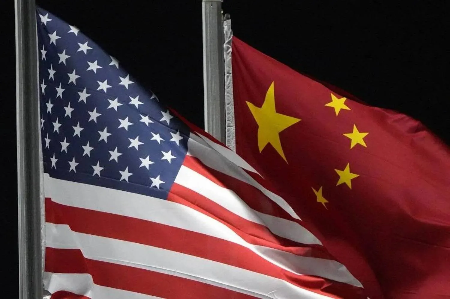 File photo: The American and Chinese flags wave at Genting Snow Park ahead of the 2022 Winter Olympics, in Zhangjiakou, China, on Feb. 2, 2022. (AP)
