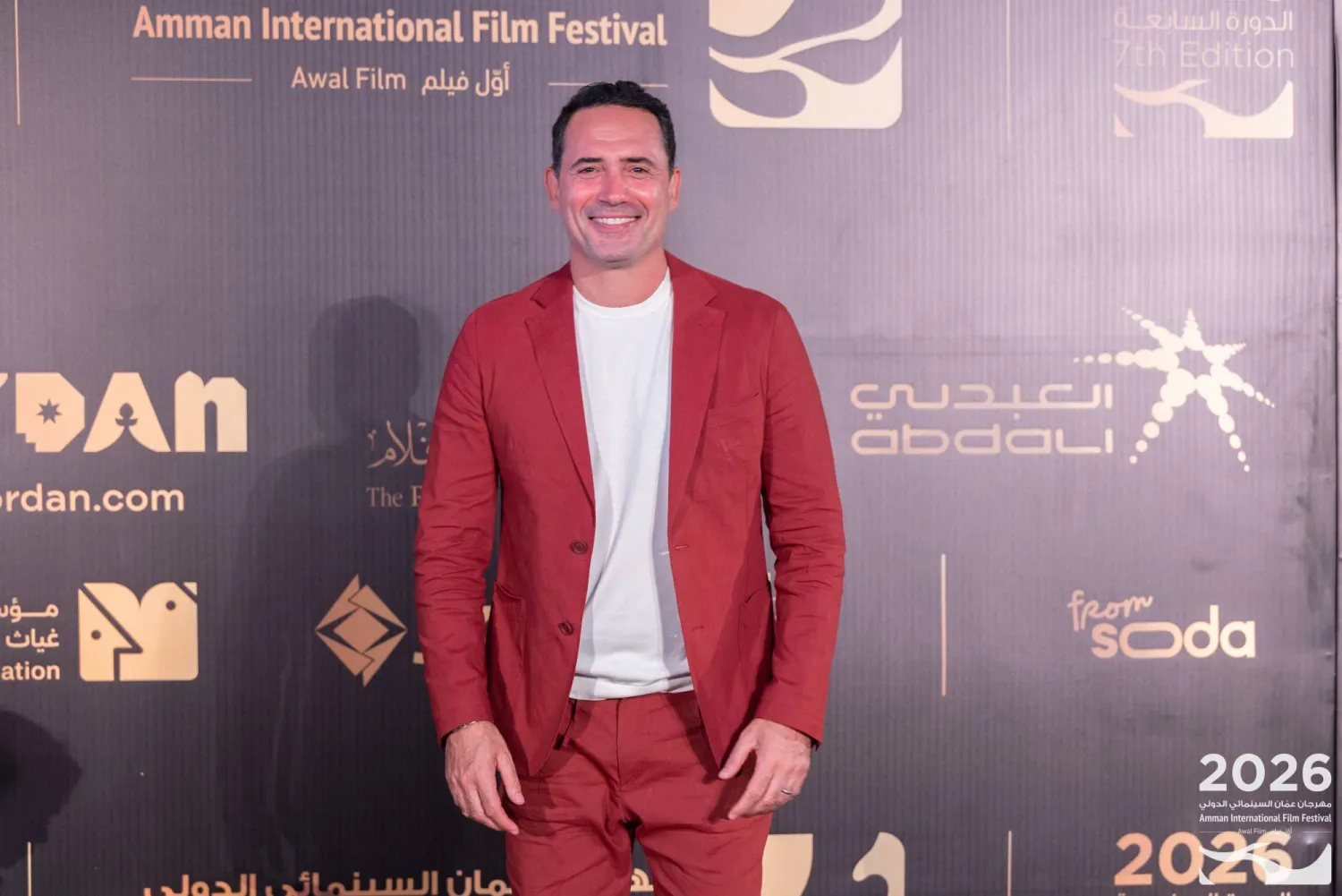 يشارك الفنان التونسي ظافر العابدين في «مهرجان عمّان» كاتباً ومخرجاً وممثلاً (إدارة المهرجان)