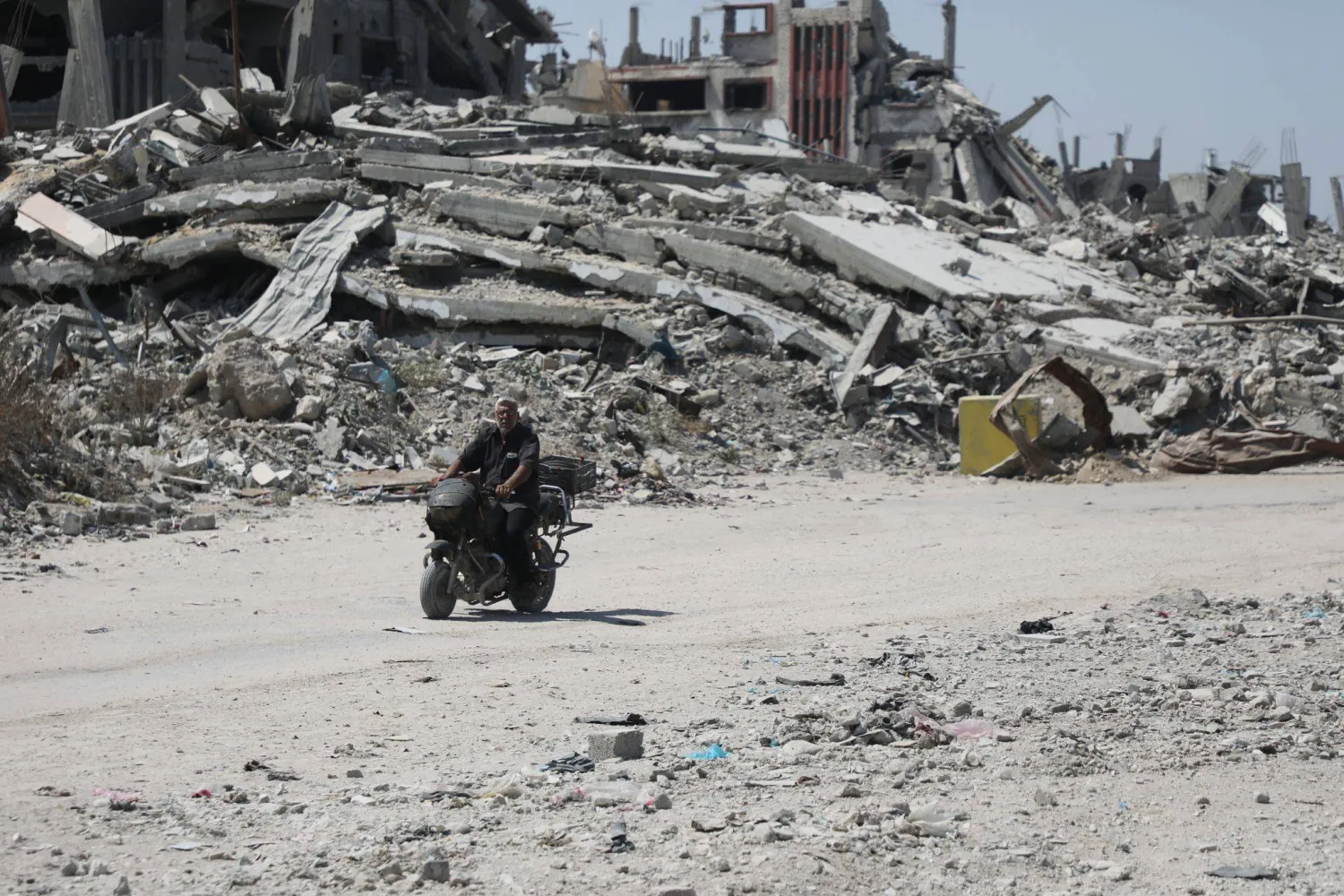 22 July 2026, Palestinian Territories, Gaza City: A Palestinian man flees the Dawla area near Salah al-Din Street in the Zeitoun neighborhood of Gaza City, after the Israeli army advanced concrete barriers locally known as the "Yellow Line" and expanded the military area, forcing more residents to leave their tents amid ongoing military operations in the Gaza Strip. (dpa) 