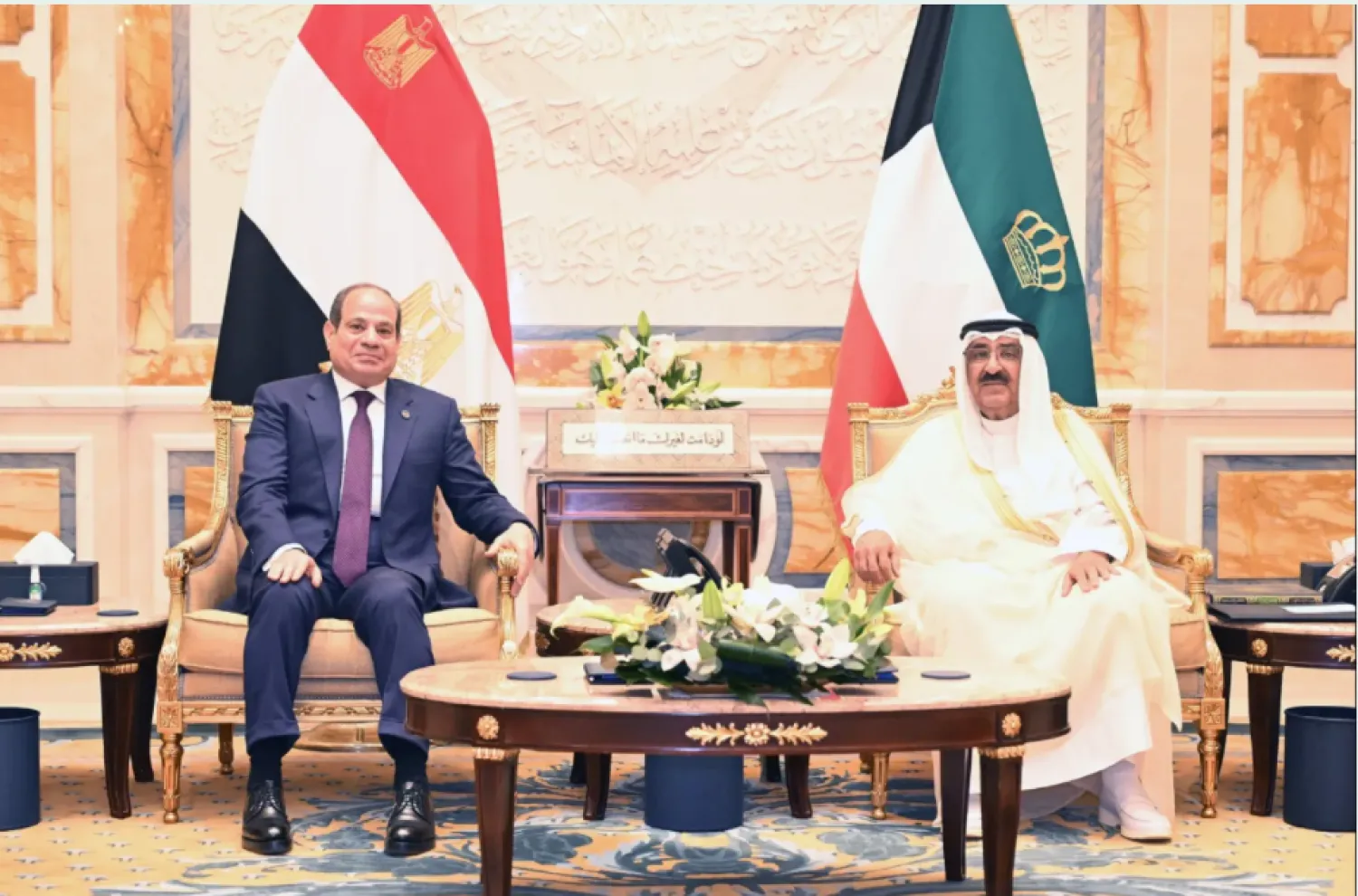 أمير الكويت الشيخ مشعل الصباح والرئيس المصري عبد الفتاح السيسي بقصر بيان بالكويت في أبريل 2025 (كونا)
