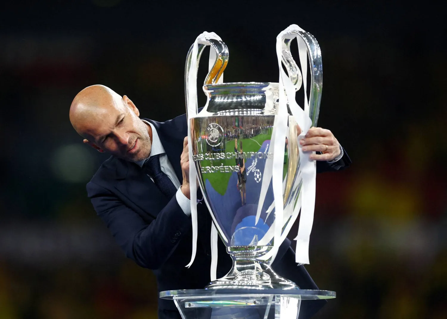 عُيِّن زين الدين زيدان مدرباً لمنتخب فرنسا ليشغل هذا المنصب بصفته أسطورة وطنية (رويترز)