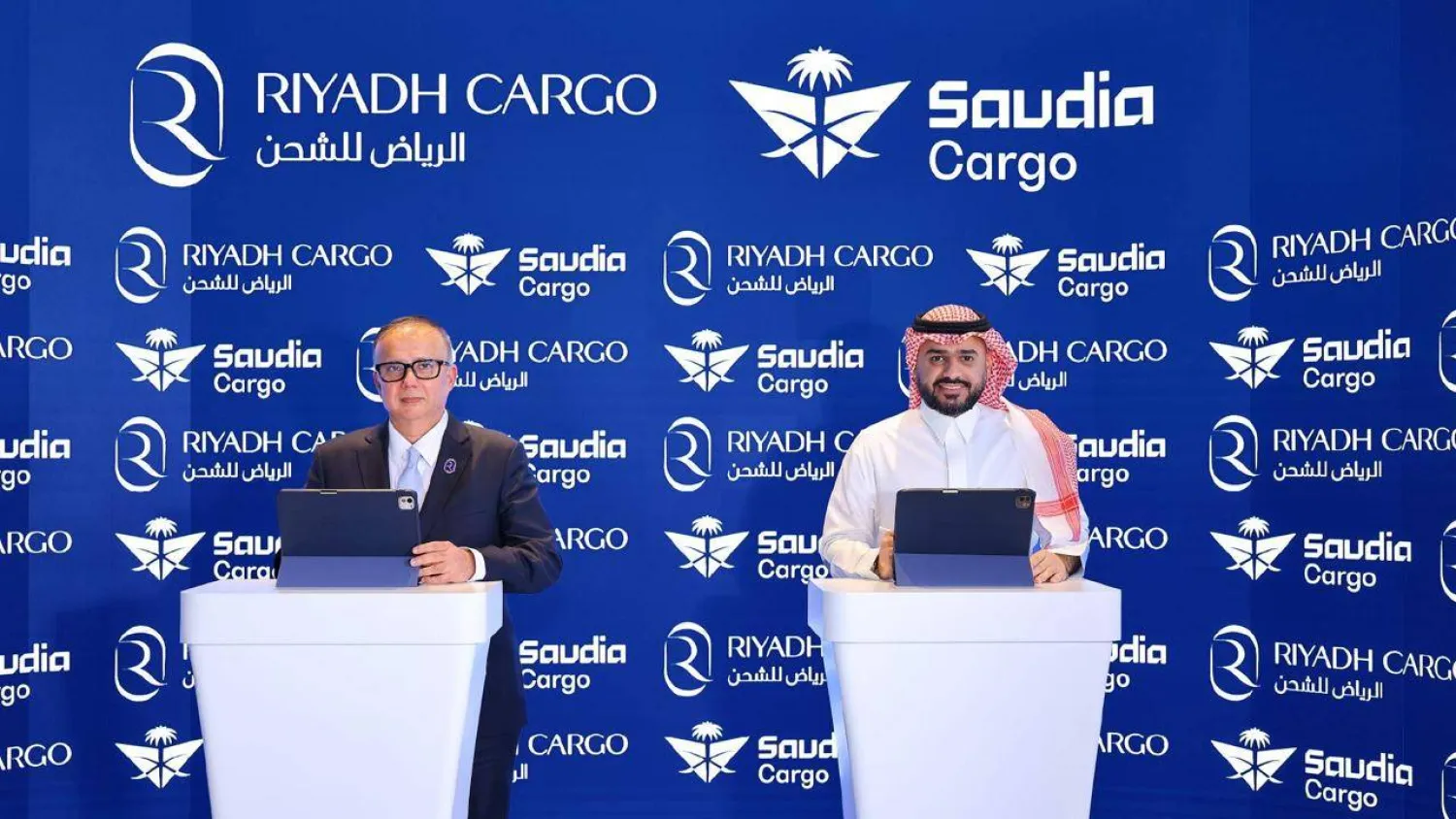 منصور العاصمي من «السعودية للشحن» وبرافين سينغ من «طيران الرياض» خلال توقيع الاتفاقية (الشرق الأوسط)
