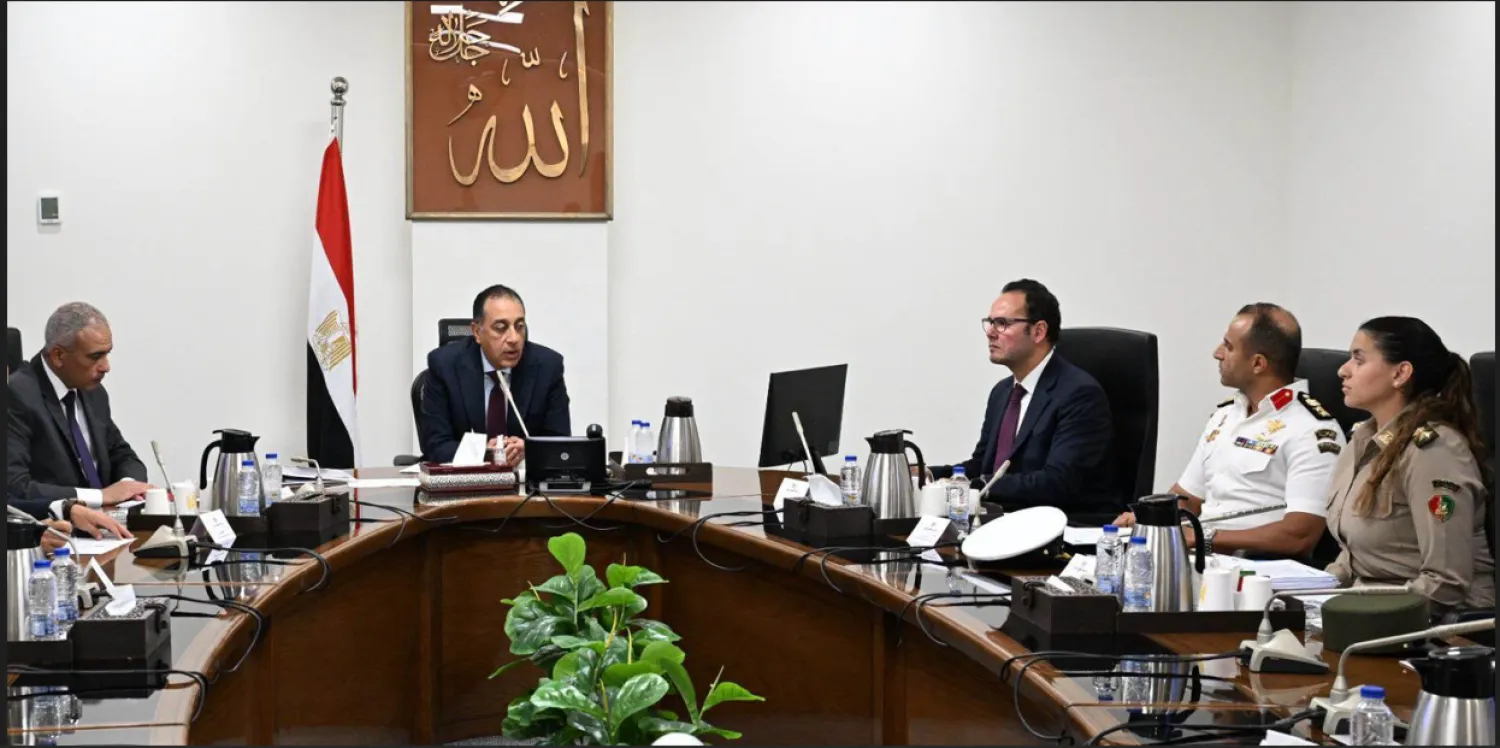 رئيس الوزراء المصري خلال متابعة منظومة التعامل مع «الكلاب الضالة» مساء الاثنين (صفحة مجلس الوزراء على «فيسبوك»)