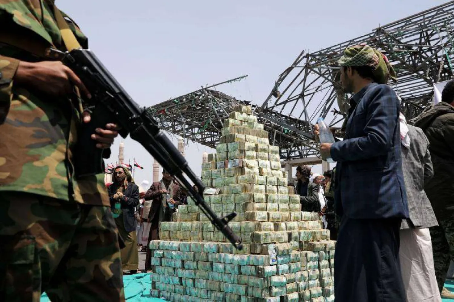 خبراء يرجحون لجوء الجماعة الحوثية إلى التصعيد البحري للحصول على مكاسب اقتصادية (رويترز)